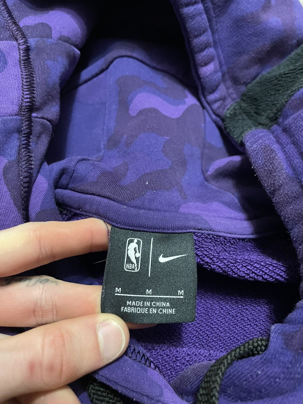 NBA × Nike Vintage Nike NBA LA Lakers Lebron Hoodie Purple Camo Size US M / EU 48-50 / 2 - 9 Thumbnail