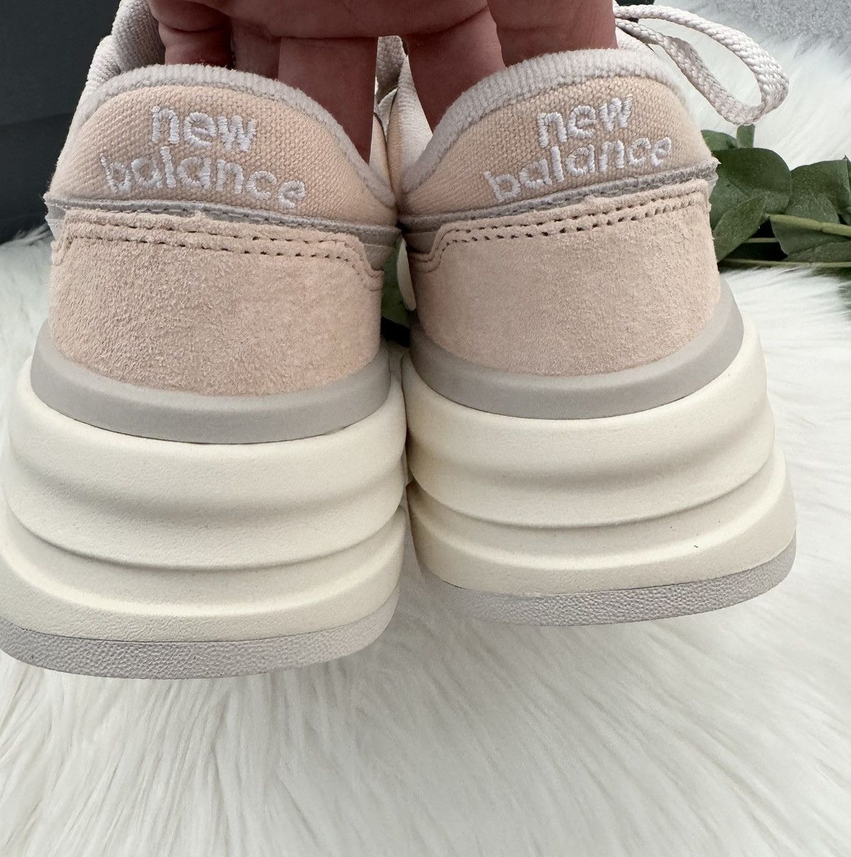 New Balance New Balance 997R Sneakers in Light Peach, Size 9.4 Size US 9.5 / IT 39.5 - 6 Thumbnail