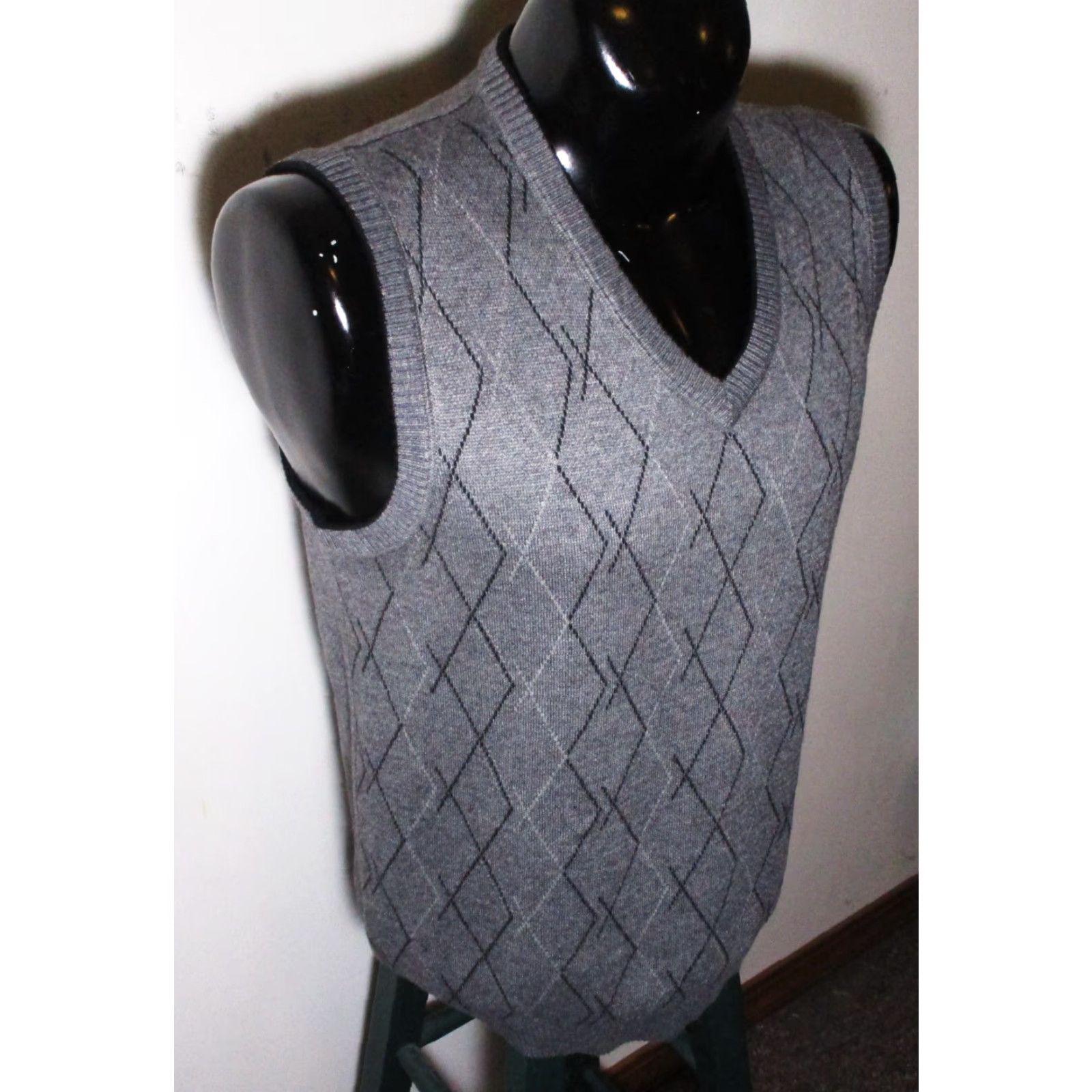 Vintage LISIANTHUS Gray Wool Tight Knit Sleeveless Sweater M NWOT Mens Pullover V-Neck Casual Knits Size US M / EU 48-50 / 2 - 3 Thumbnail