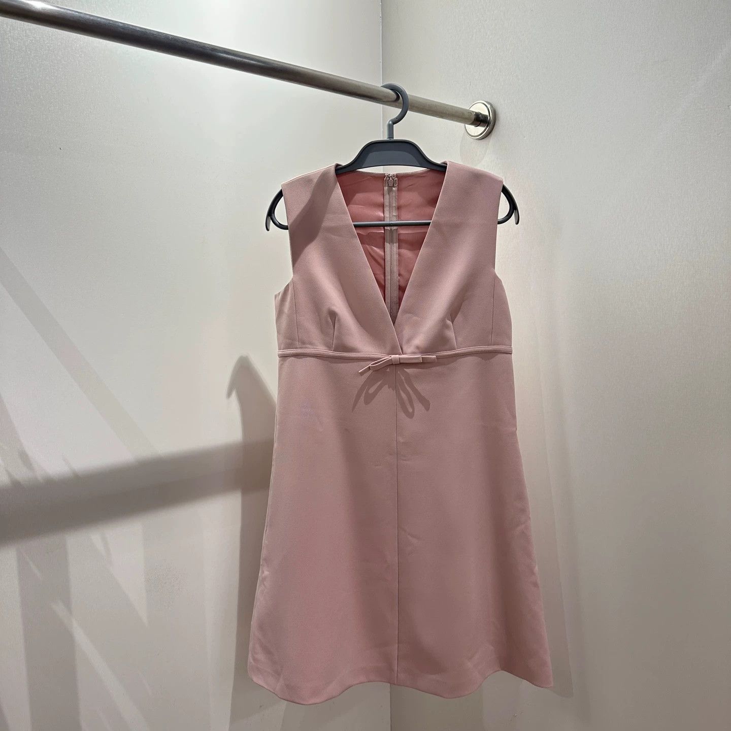 Valentino Valentino apr569 Pink Bow V-neck Dress Women's 42 Size M / US 6-8 / IT 42-44 - 1 Thumbnail
