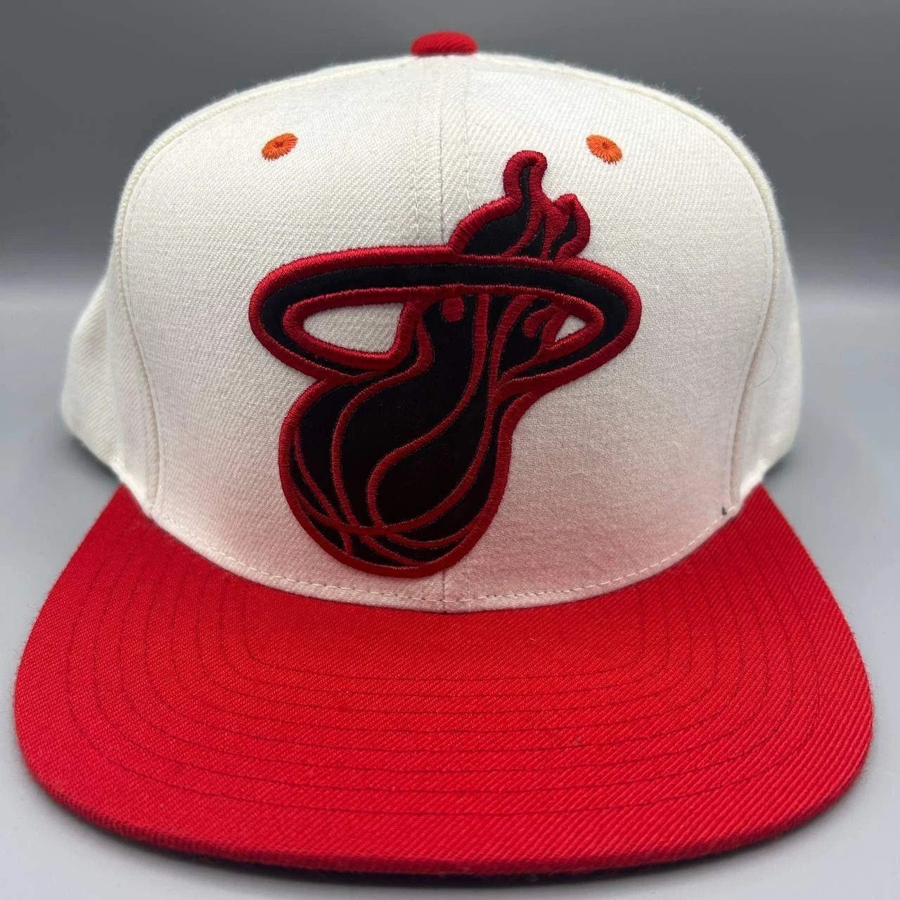 Mitchell & Ness Miami Heat Hat Men White Red Embroidered Snap Back Cap Size ONE SIZE - 1 Thumbnail