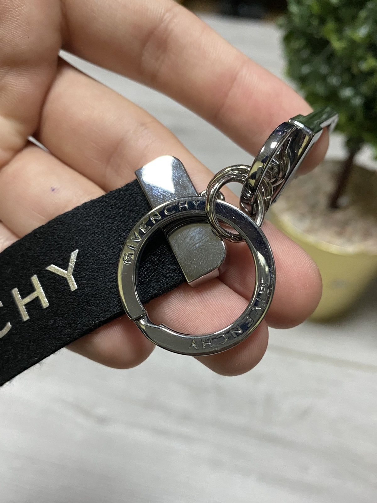 Givenchy Givenchy key holder strap ring carabiner big logo Size ONE SIZE - 3 Thumbnail