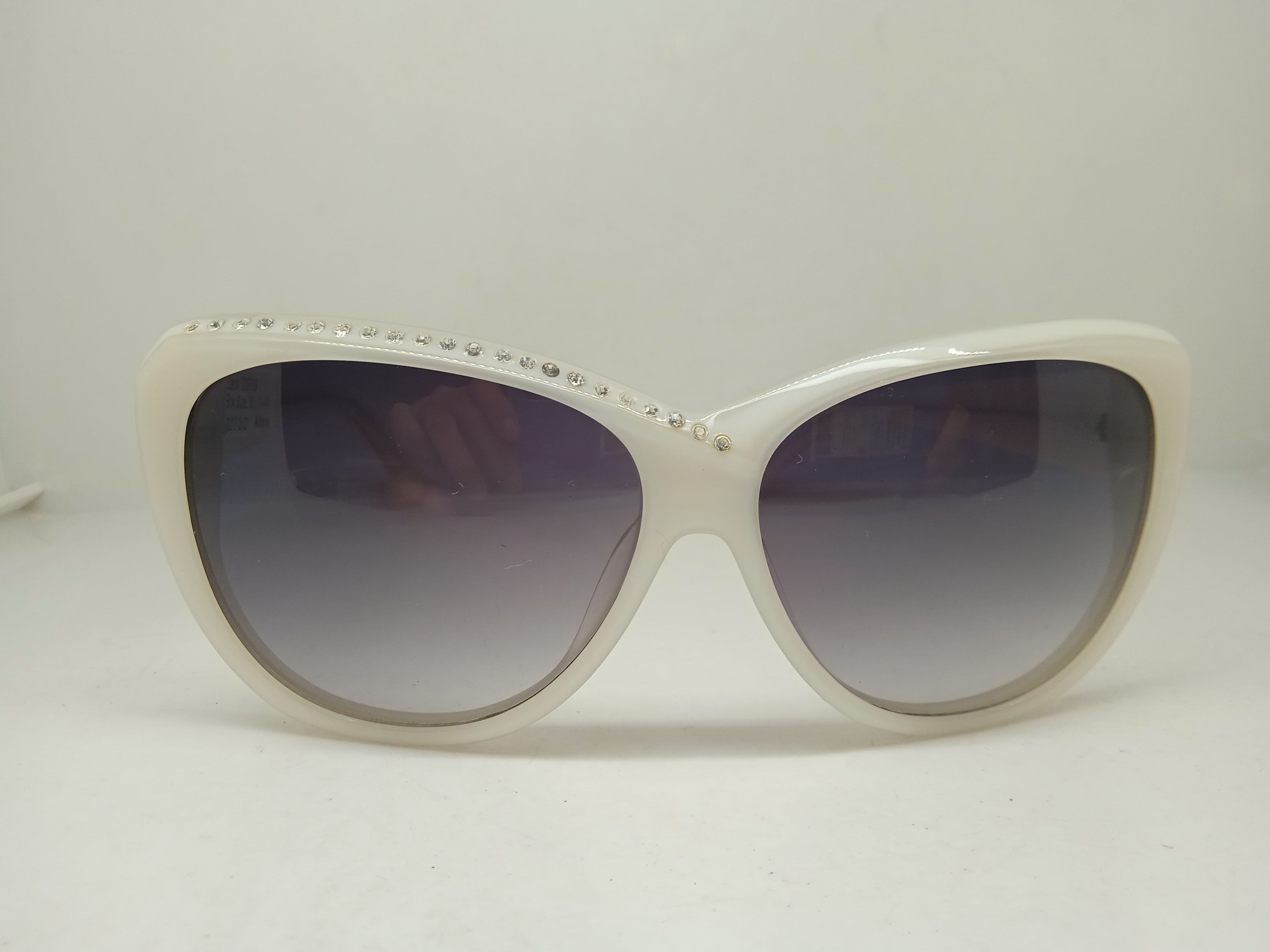 Guess White Sunglasses with Case Amazon.com: GUESS Factory Women main image 4