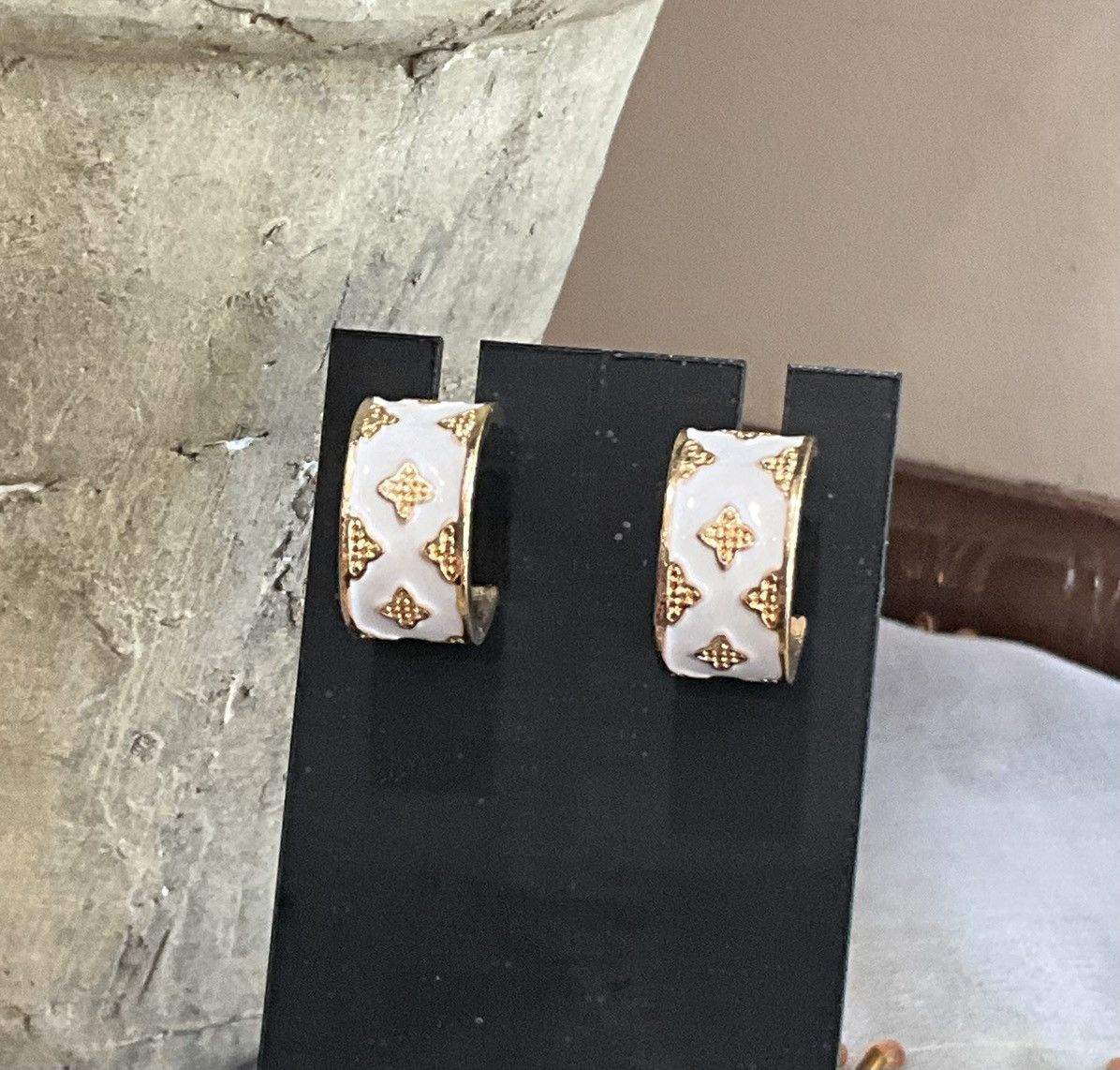 Other Elegant Four-Leaf Flower C-Shaped Hoop Earrings Size ONE SIZE - 8 Thumbnail