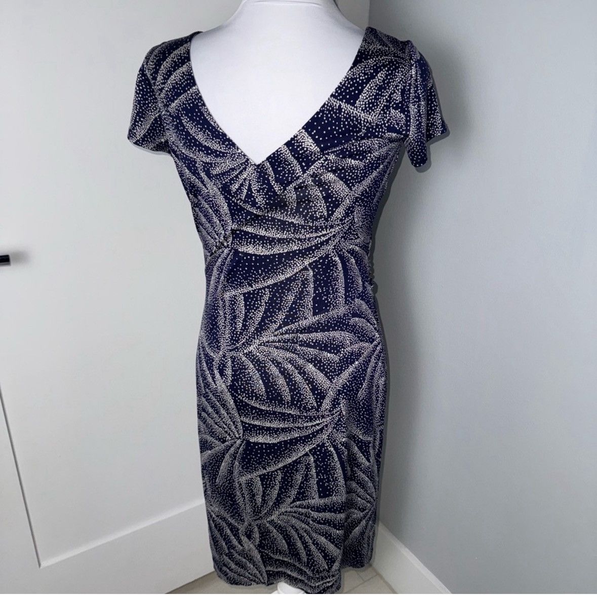 Diane von Furstenberg Diane Von Furstenberg Navy Palm Leaf Bodycon Dress/Size 6 Size M / US 6-8 / IT 42-44 - 5 Thumbnail