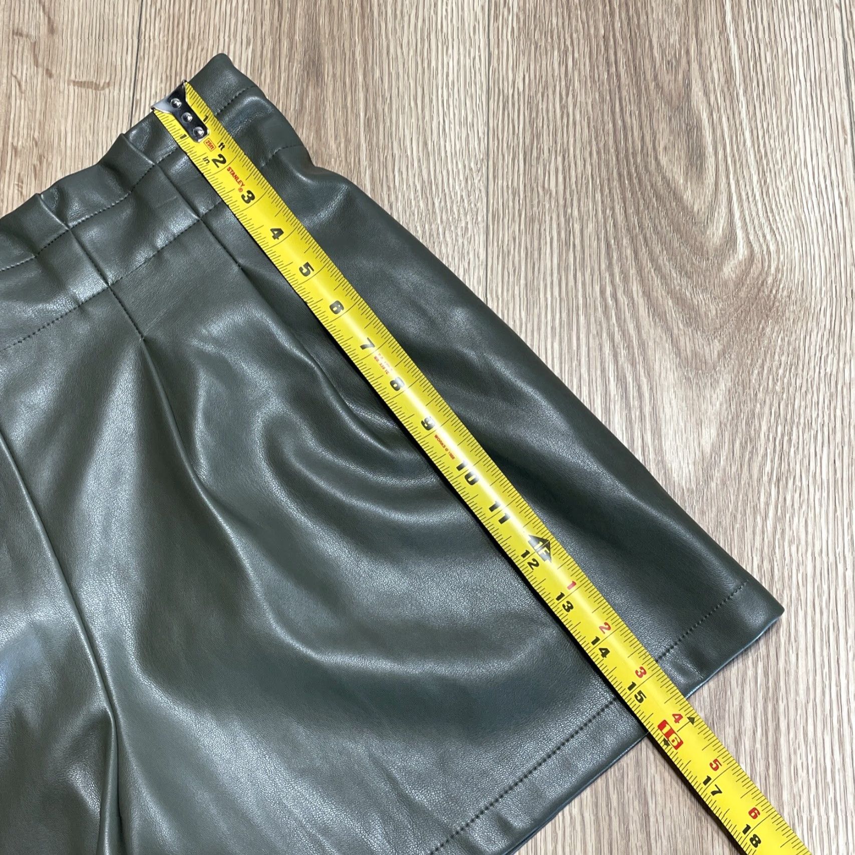 Vintage VINTAGE Versona Faux Leather Chino Shorts Women’s Elastic Waist Size Large Green Size 36" / US 14 / IT 50 - 6 Thumbnail