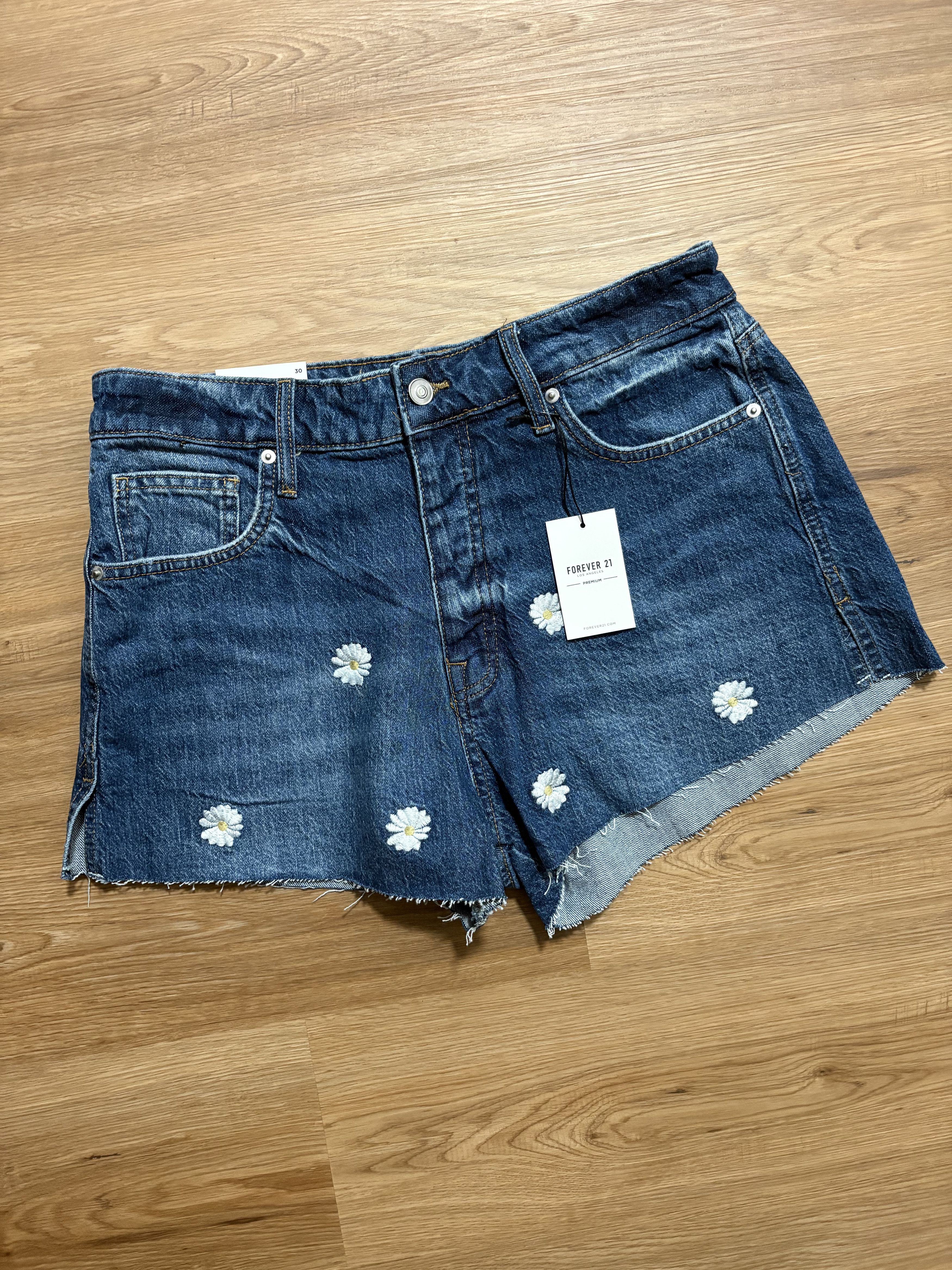 Forever 21 Premium denim shorts daisy embroidery Size 30" / US 8 / IT 44 - 1 Thumbnail