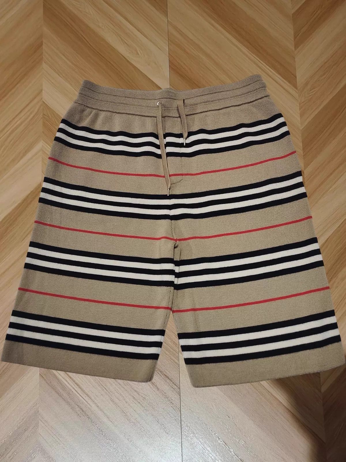 Burberry BBR Brown Check Short L Size US 34 / EU 50 - 1 Thumbnail