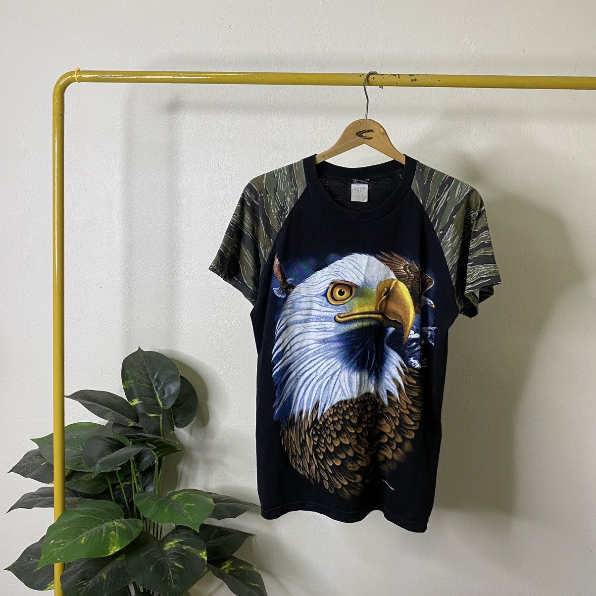 Vintage 1990s Big Eagle Graphic Animal T Shirt 3D Emblem Style Size US M / EU 48-50 / 2 - 1 Thumbnail