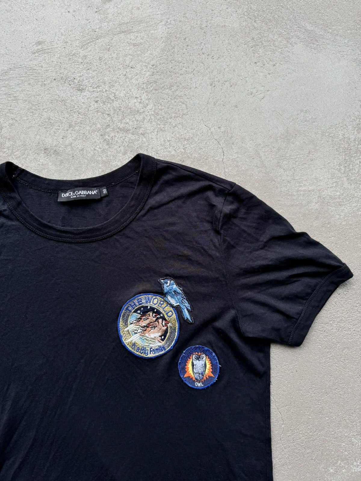 image of Dolce Gabbana Dolce&gabbana The World Is A Big Familly Tshirt in Black, Men's (Size Medium)