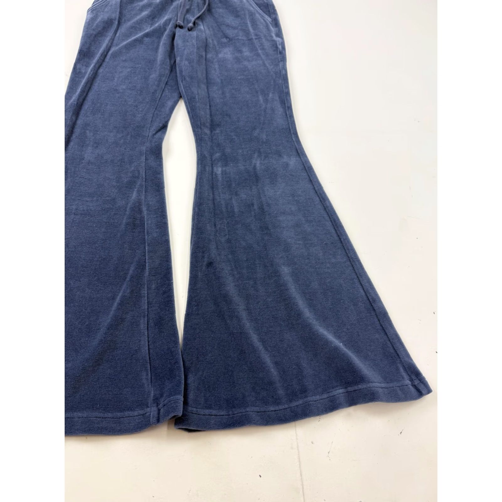 Vintage Aerie Womens Small Blue Velour Flare Leg Sweatpants Drawstring Pockets Relaxed Casual Size 28" / US 6 / IT 42 - 3 Thumbnail
