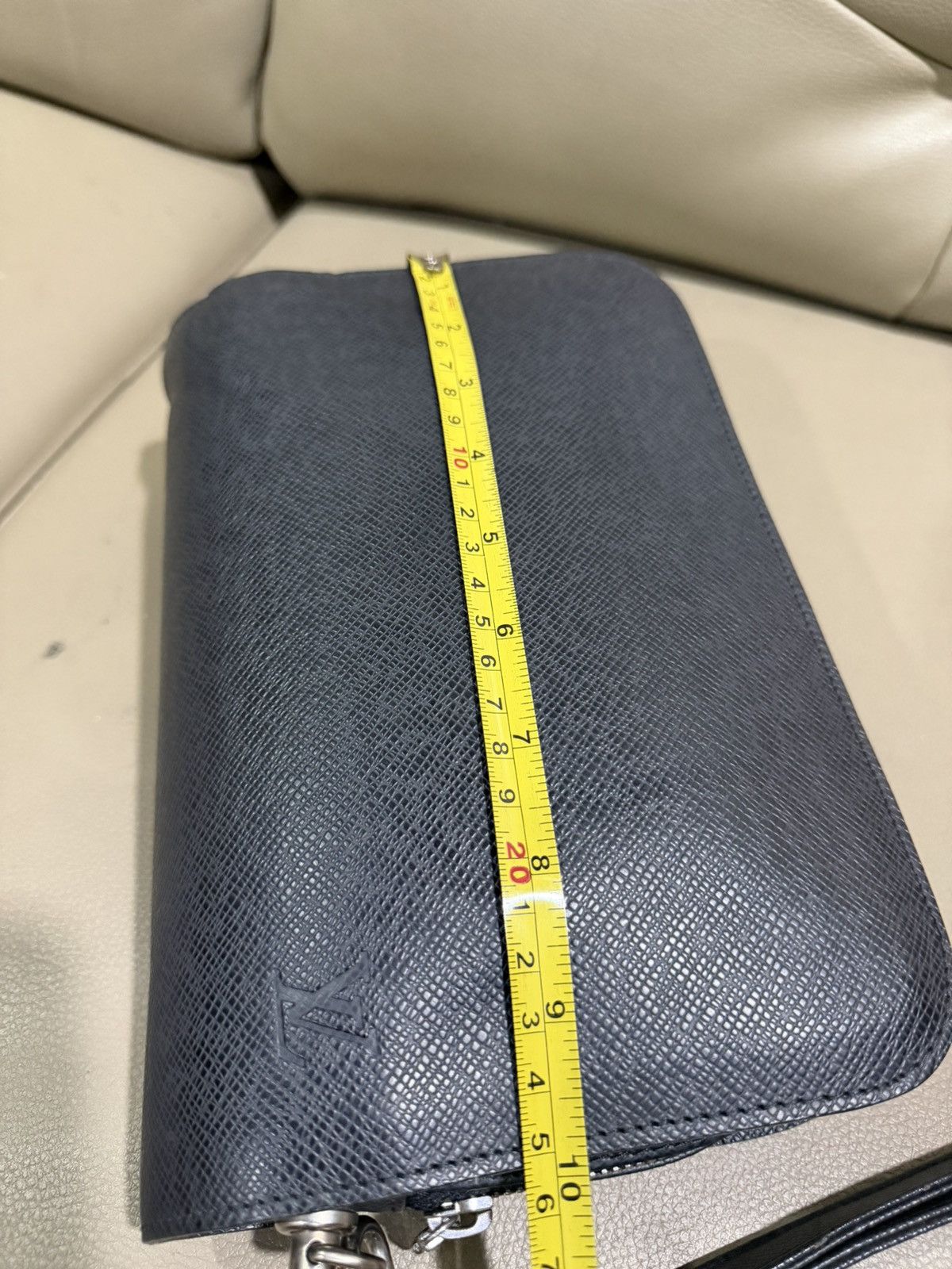 Louis Vuitton Authentic Louis Vuitton Taiga Black Clutch Size ONE SIZE - 16 Thumbnail