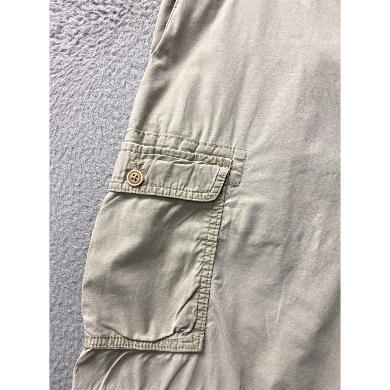 Izod IZOD Short(s) Men's Size 34 Classic Cargo Shorts Beige 10.5” Inseam EUC /87-91 Size US 34 / EU 50 - 3 Thumbnail