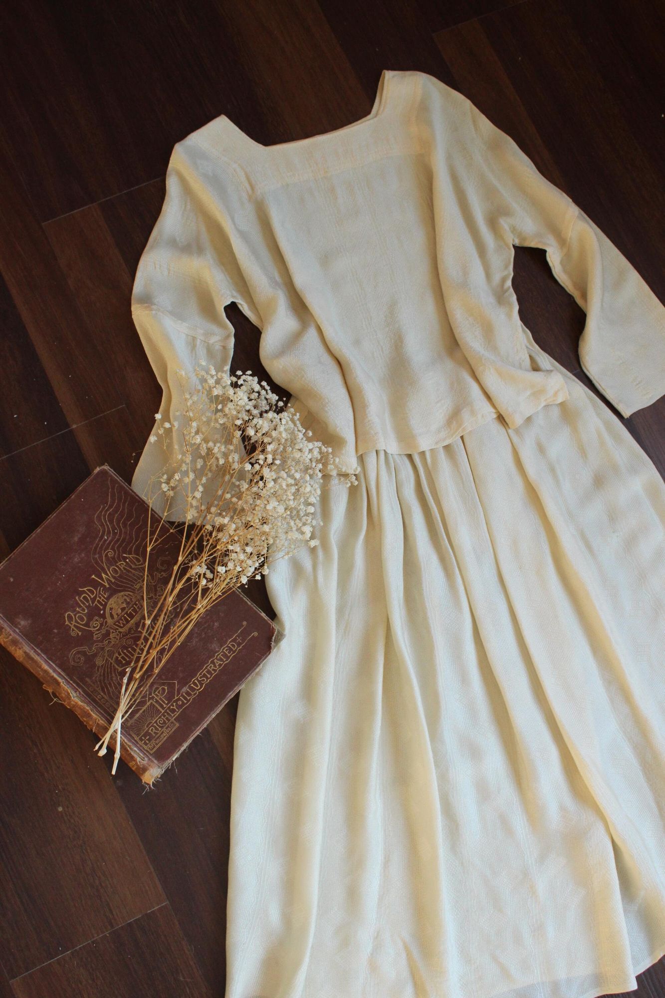 Vintage Vintage 1960s Blouse and Skirt, Ivory Silk Separates, Square Size S / US 4 / IT 40 - 1 Thumbnail