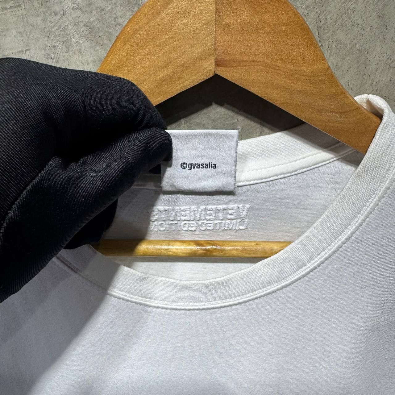 Vetements Vetements “Love Is…” Tee Size US L / EU 52-54 / 3 - 4 Thumbnail