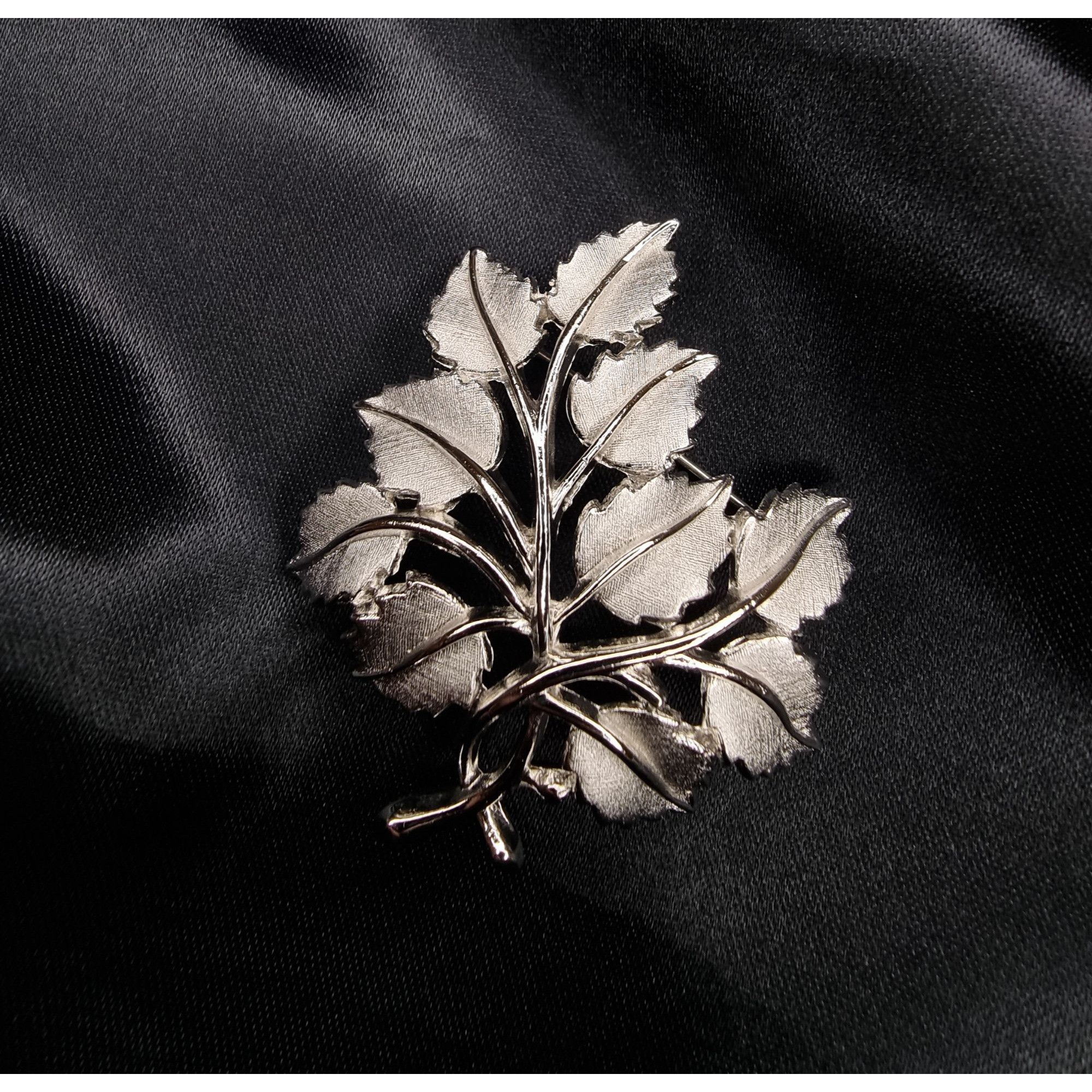 Vintage Vintage CROWN TRIFARI 1950s Silver-Tone Leaf Brooch Pin Size ONE SIZE - 1 Thumbnail