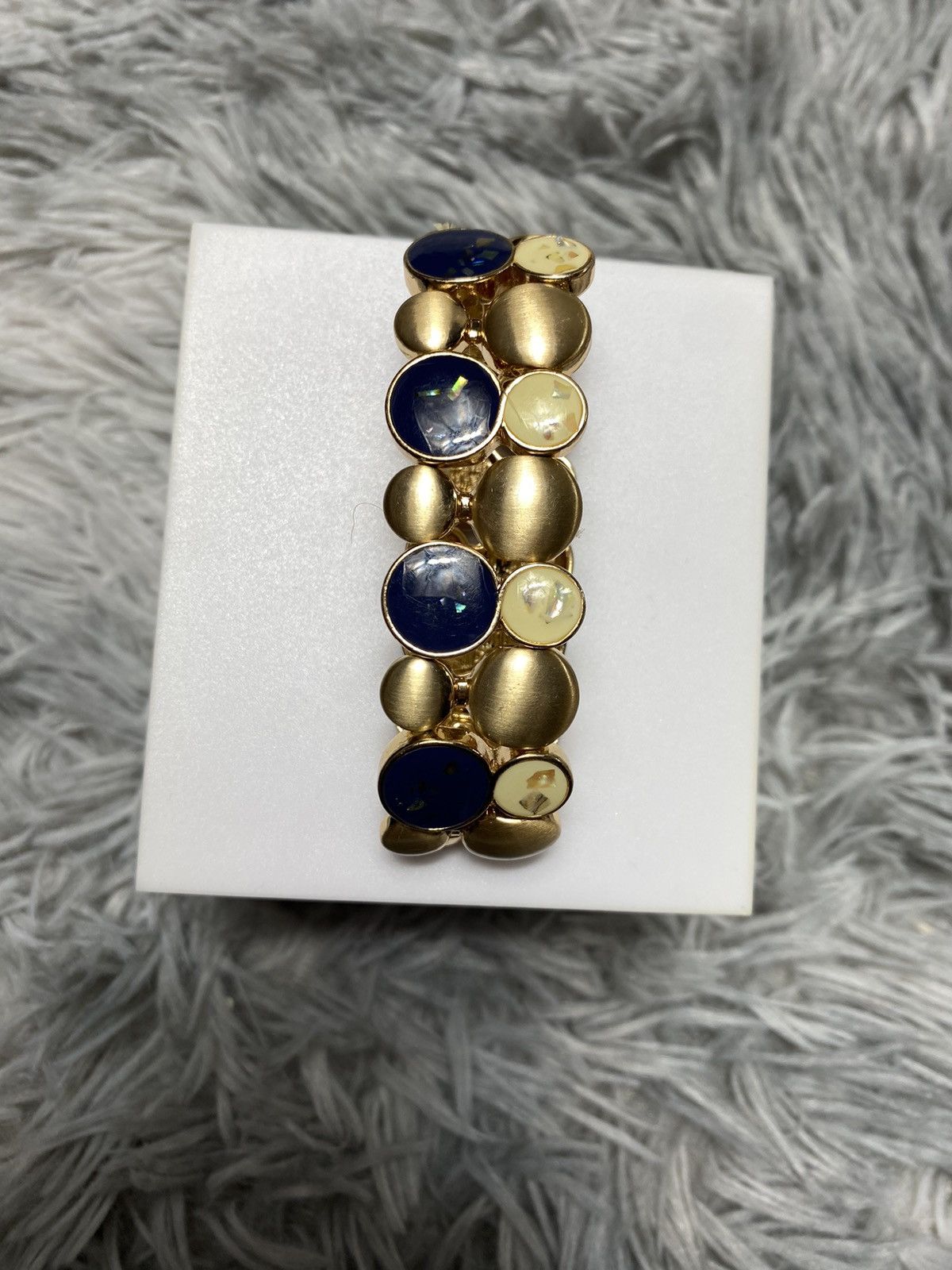 Jewelry Gold-Tone Bracelet with Cracked Glass Effect | Modern Style Size ONE SIZE - 4 Thumbnail