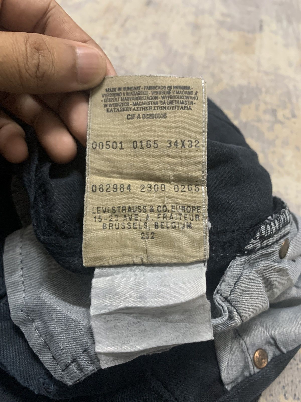 Levi's VINTAGE LEVI'S 501 FADED RIPPED JEAN BLACK WASH Size US 33 - 12 Thumbnail