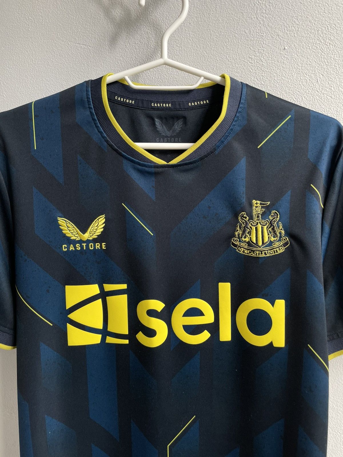 Castore NewCastle United 2023 2024 Third Footbal Shirt Soccer Jersey Size US S / EU 44-46 / 1 - 3 Thumbnail