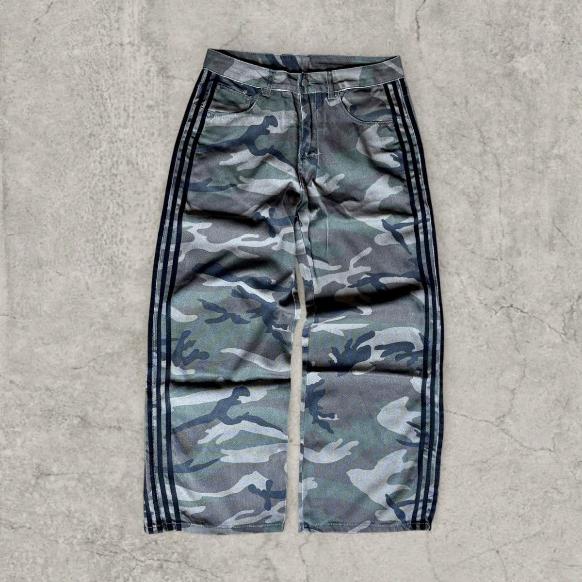 Japanese Brand Cool wide skater Japanese style jeans in khaki camo. Size L Size US 34 / EU 50 - 1 Thumbnail