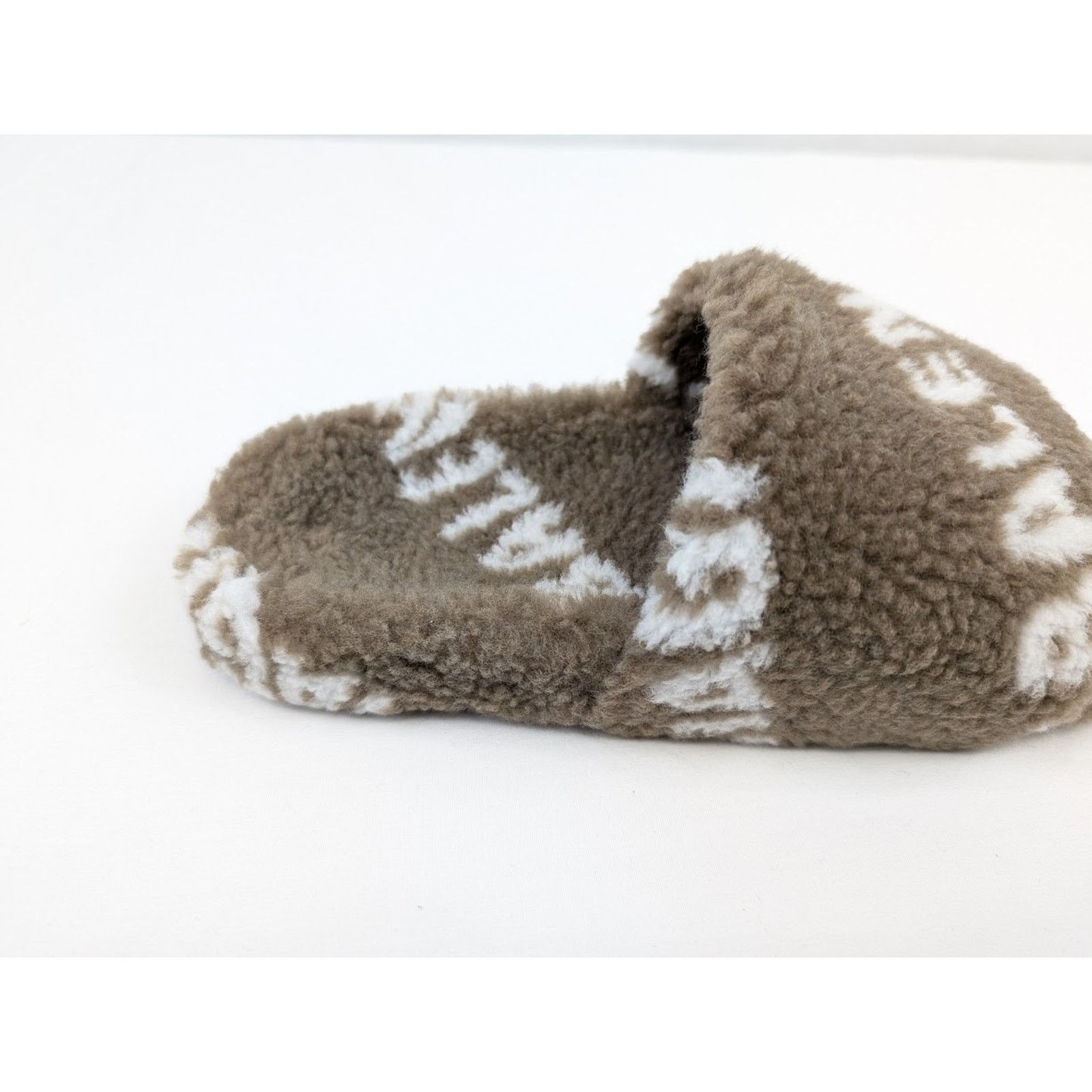 Balenciaga o1rshd1 All Over Logo Furry Slides in Dark Mink Grey/White Size US 11 / IT 41 - 5 Thumbnail