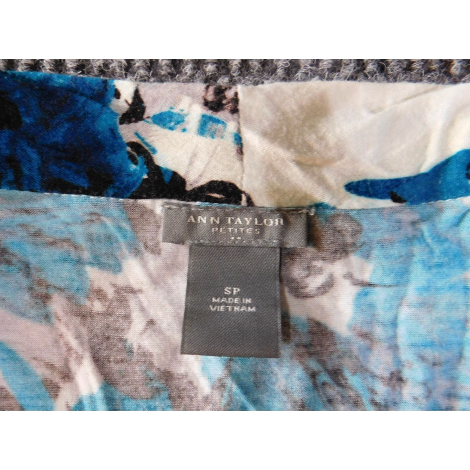 Vintage Taylor Blouse Shirt Womens PS Petite Blue Floral V-Neck Pullover Knit Rayon Casual Stretch Button Long Sleeve Modern Size S / US 4 / IT 40 - 4 Thumbnail