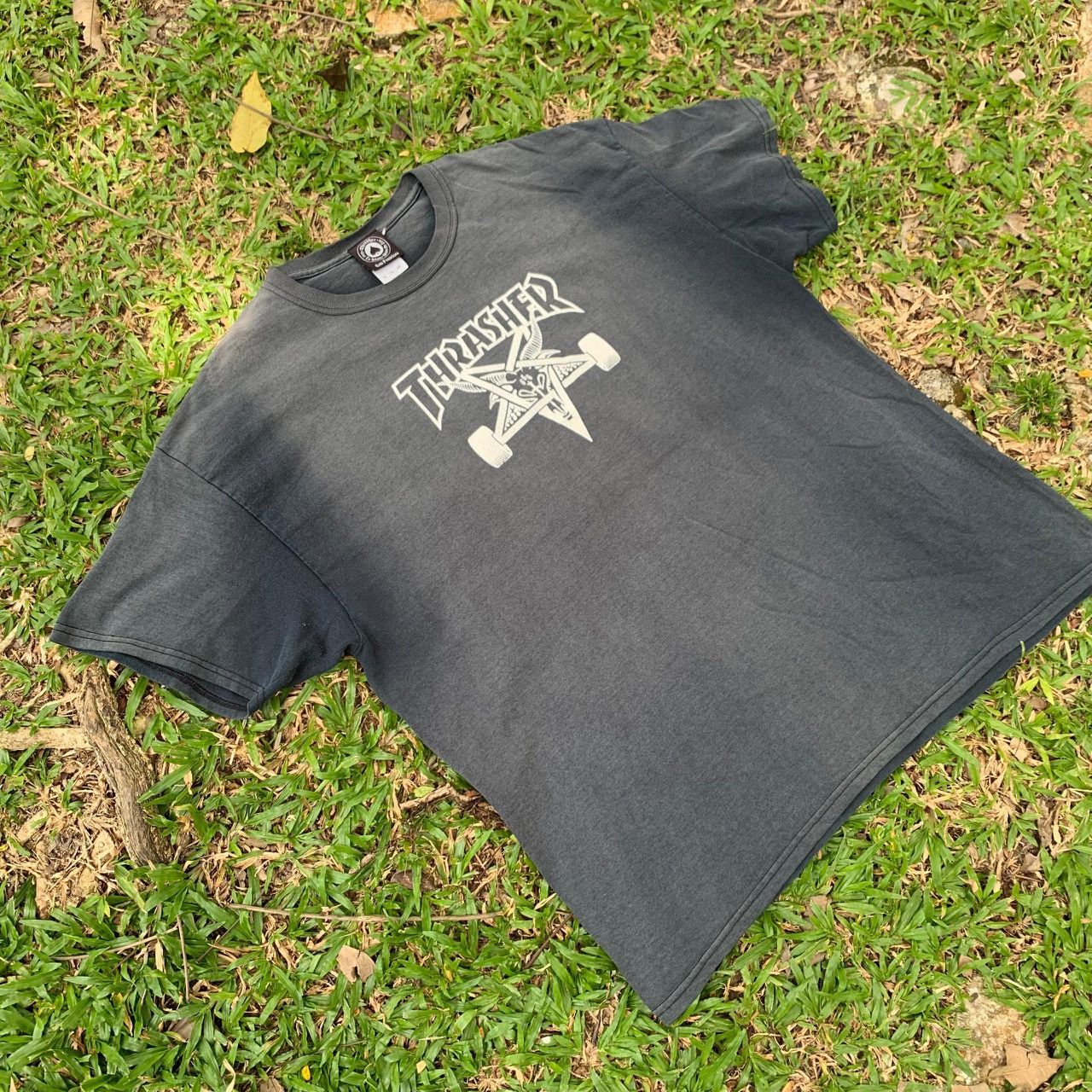 Vintage Thrashed Sun Faded Thrasher Distressed Grunge ERD WCC BAND Size US XL / EU 56 / 4 - 4 Thumbnail