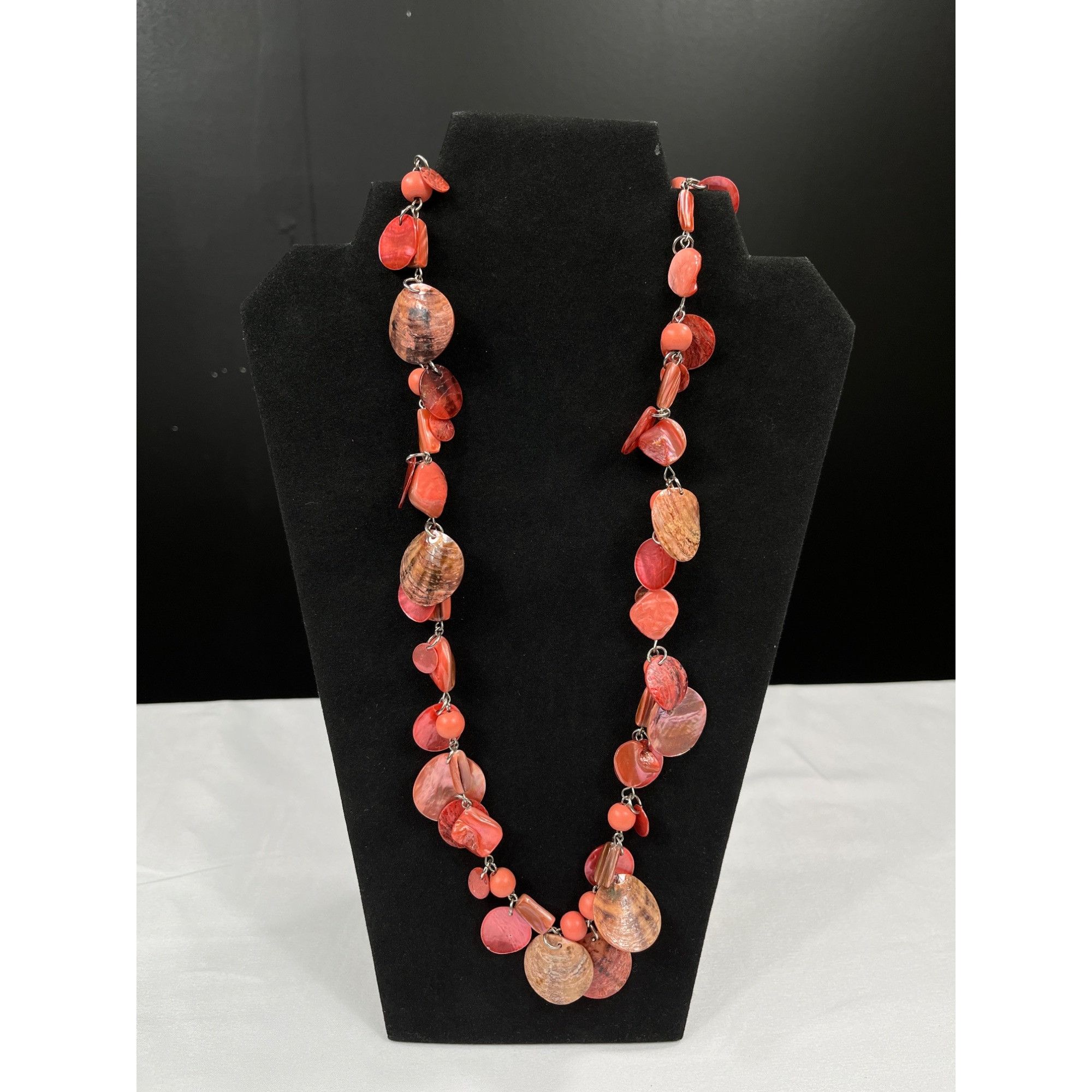 Vintage Handcrafted SKU 7854 Womens Coral Shell Beaded Necklace Size ONE SIZE - 1 Thumbnail