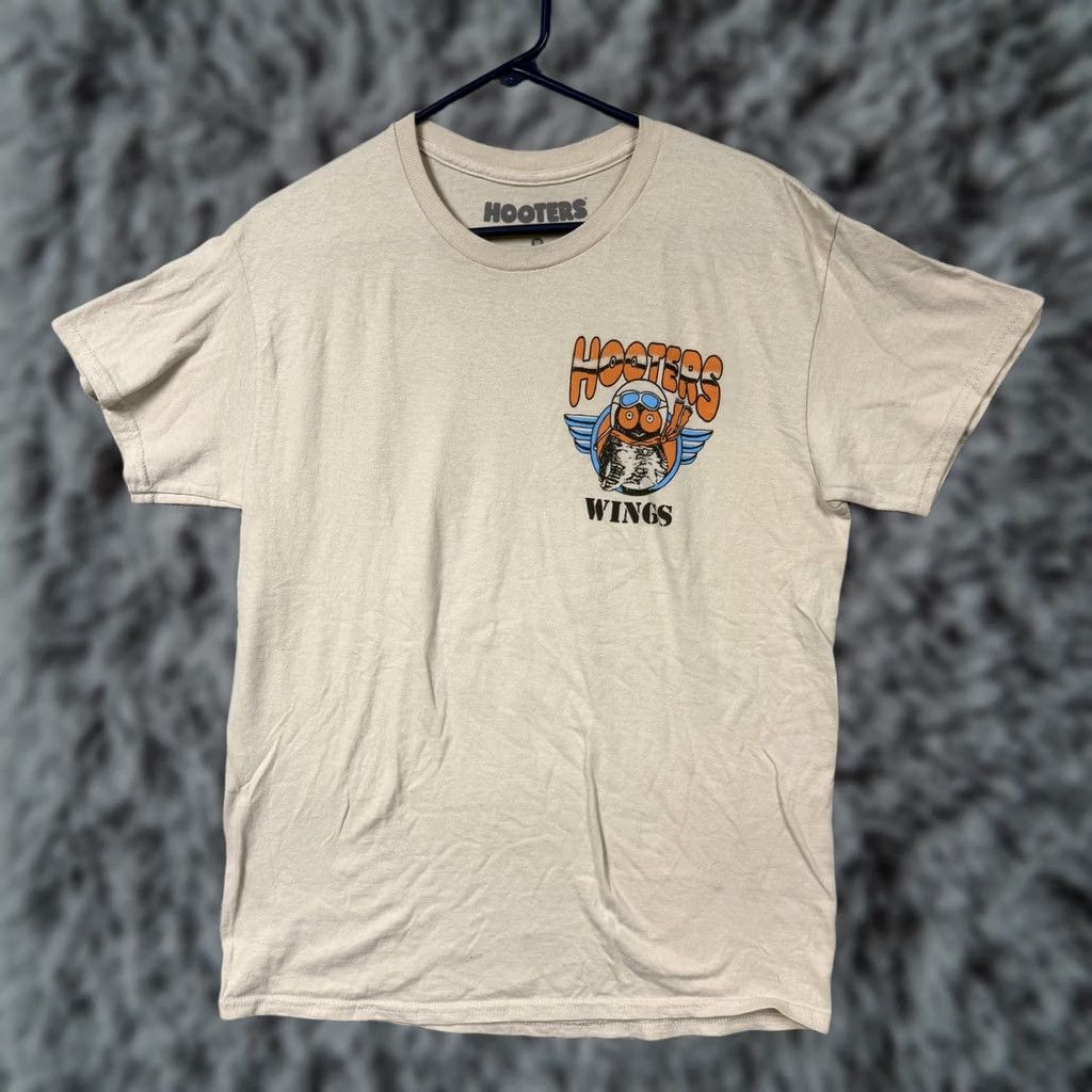Logo 7 Hooters Shirt Mens M Tan Wings Pin-Up Aviation Graphic Tee Logo Shirt Size US M / EU 48-50 / 2 - 1 Thumbnail