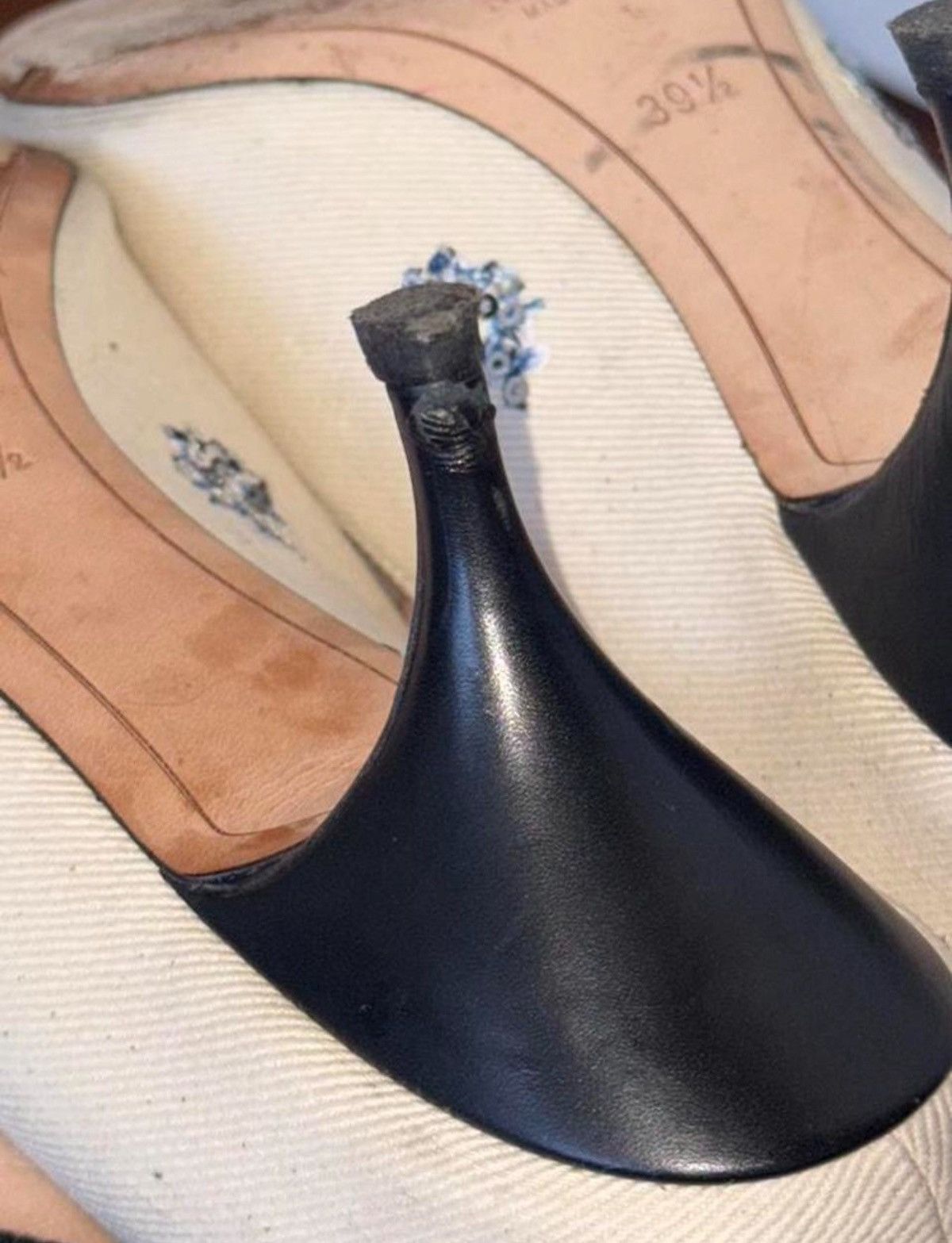 Nina Ricci Nina Ricci kitten heel Canvas denim pumps with floral sequin Size US 9.5 / IT 39.5 - 6 Thumbnail