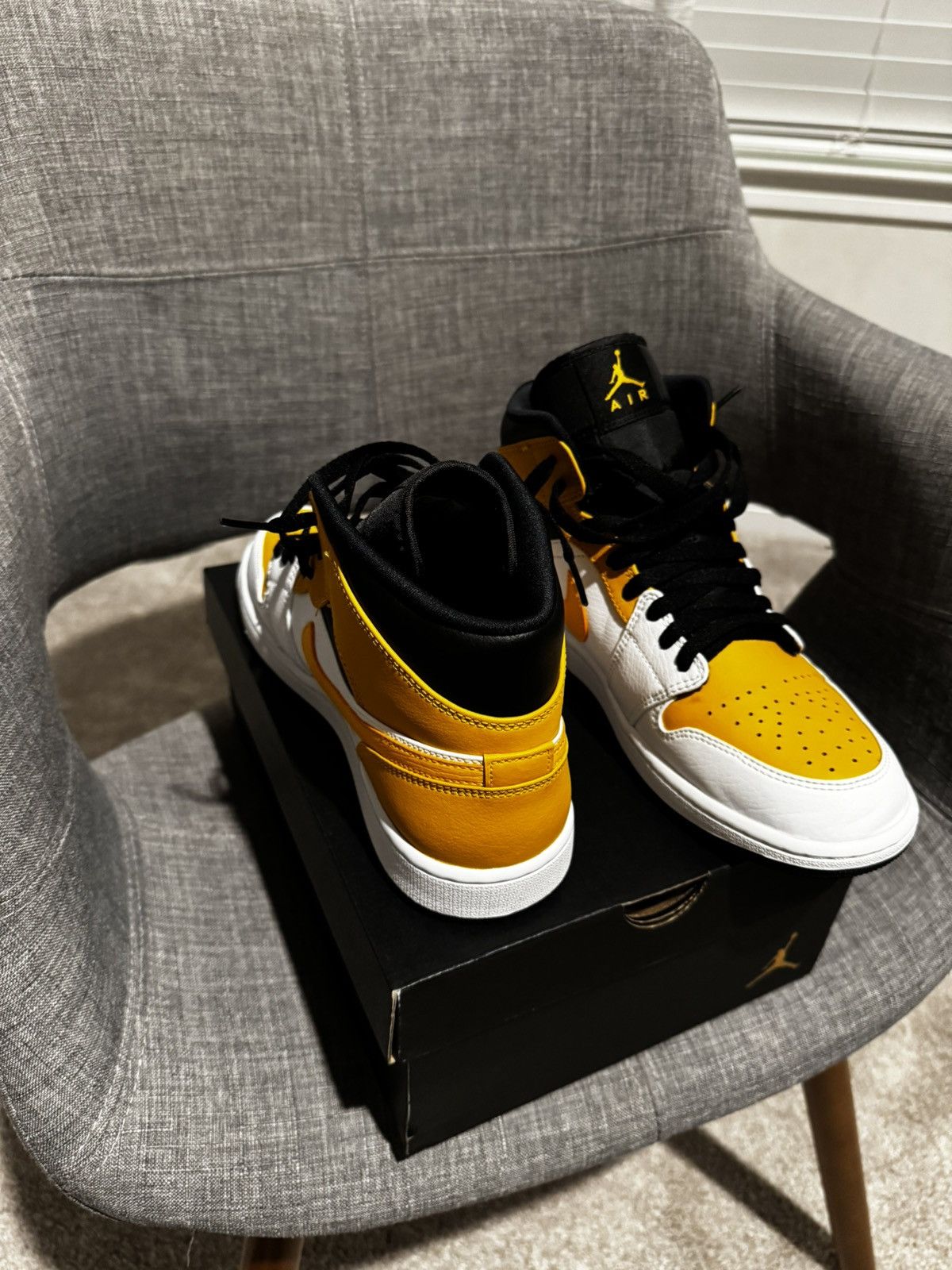 Jordan Brand Air Jordan 1 Mid Size US 9 / EU 42 - 8 Thumbnail