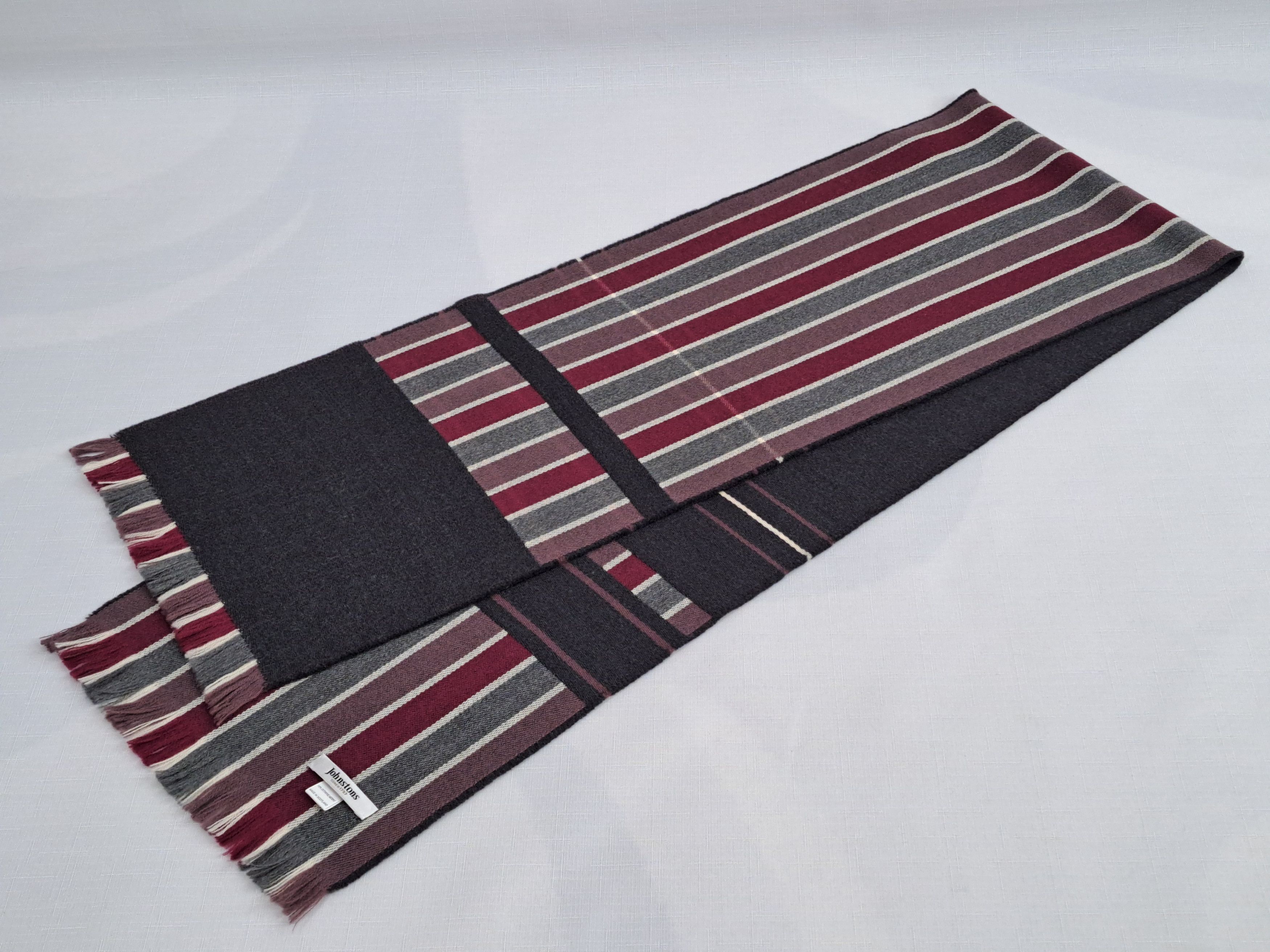 Johnstons Of Elgin Johnstons Of Elgin merino wool scarf. Made in Scotland Size ONE SIZE - 1 Thumbnail