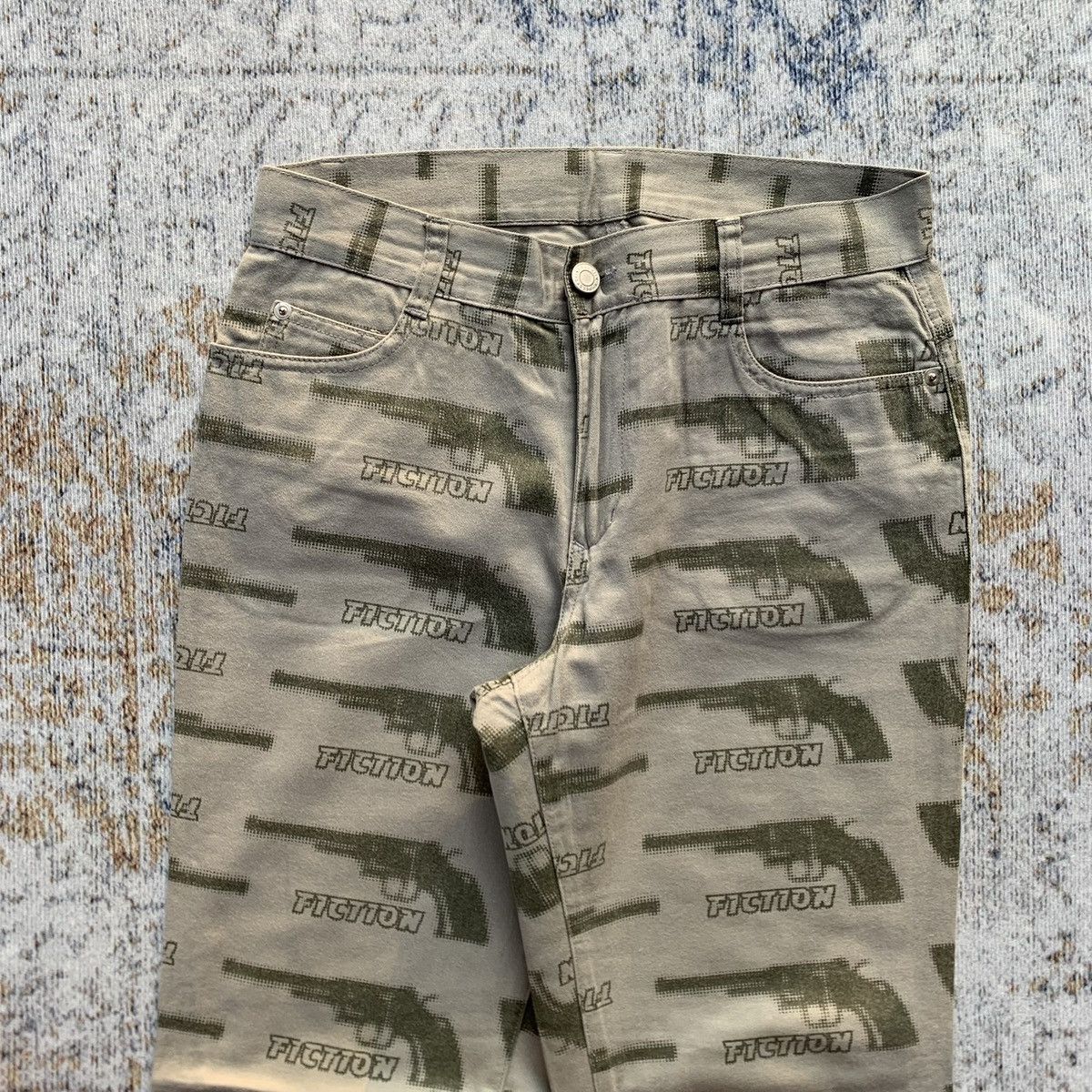 Japanese Brand Rare 2000s Algonquins "Gun Fiction" Full Printed Pants Size 29" - 2 Thumbnail