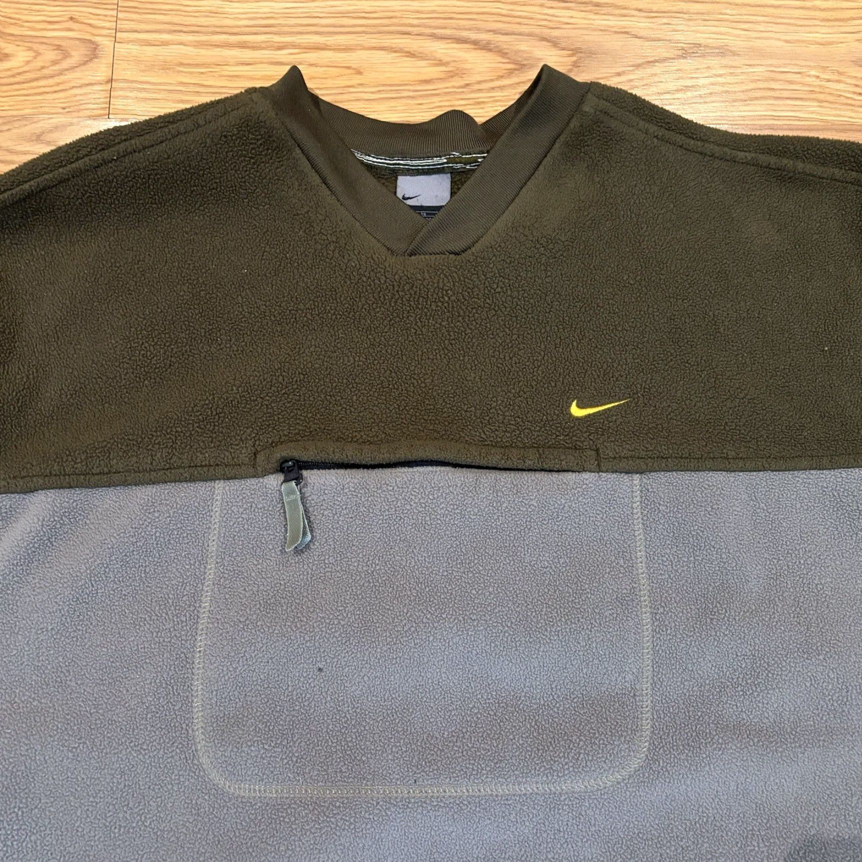 Nike VINTAGE Nike Sweatshirt V-Neck Fleece Pullover Green Gray Size XL Mens Sweatshirt 90s Retro Logo Size US XL / EU 56 / 4 - 3 Thumbnail