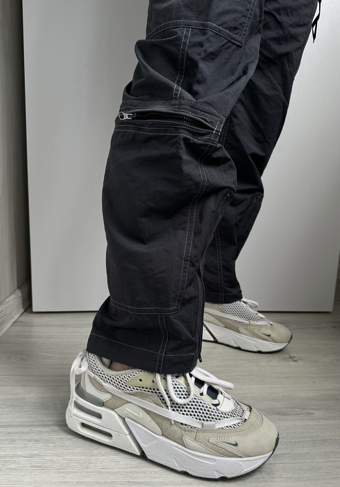 Nike Nike iSPA Cargo Pants Black Zipper Pockets Women Size Small Size US 30 / EU 46 - 2 Thumbnail