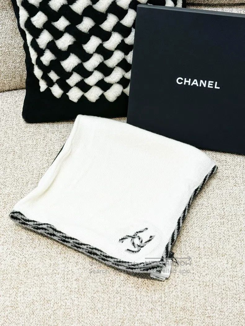 Chanel Chanel 23C white black and gray knotted rolled-edged cashm Size ONE SIZE - 1 Thumbnail