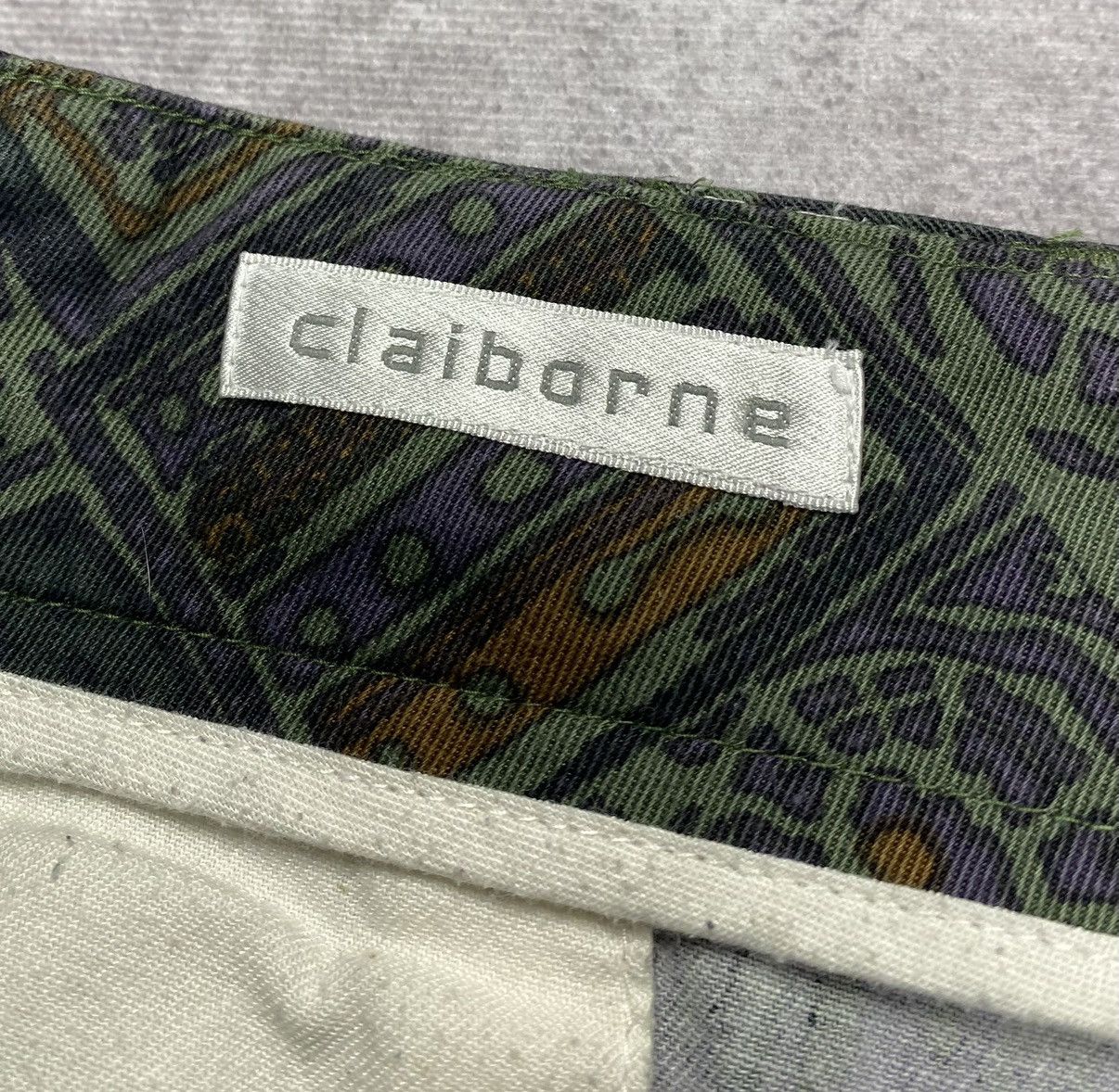 Liz Claiborne 90’s Vintage Claiborne Green Tribal Print Chino Shorts Size US 36 / EU 52 - 4 Thumbnail
