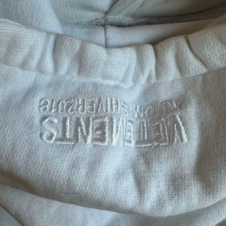 Vetements Vetements White Glitter Rainbow Embroidered Logo M Size US M / EU 48-50 / 2 - 3 Thumbnail