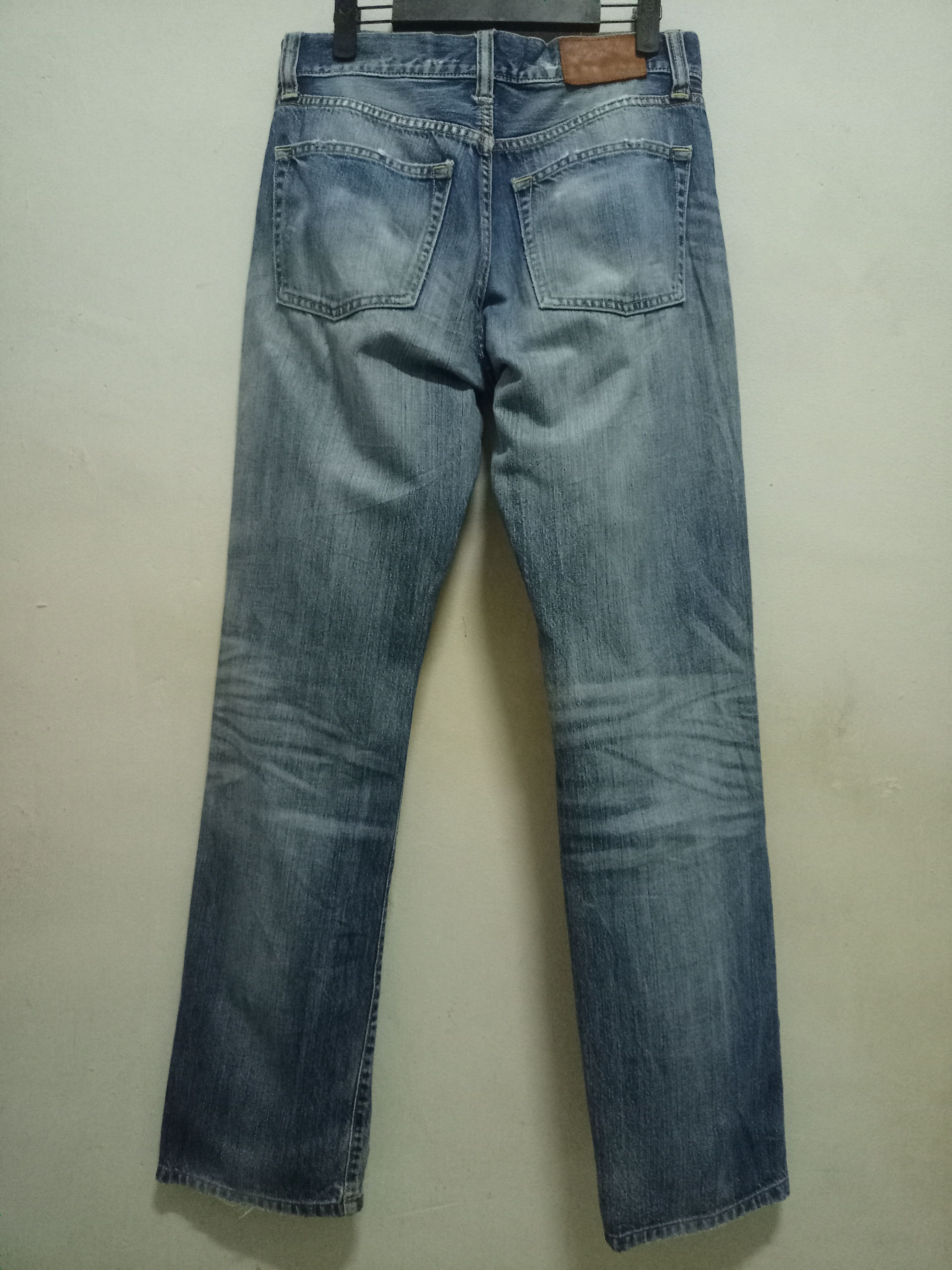 Japanese Brand × Uniqlo Vintage Uniqlo Blue Wash V Stitch Distressed Loose Jeans Size US 30 / EU 46 - 2 Thumbnail