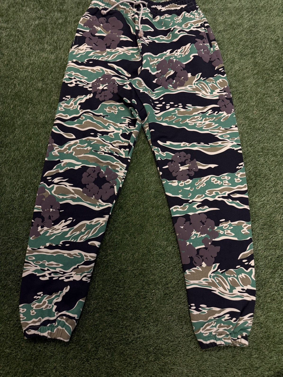 DENIM TEARS Denim Tears Cotton Wreath Sweatpants Camo Size Medium (NEW) Size US 31 - 2 Thumbnail