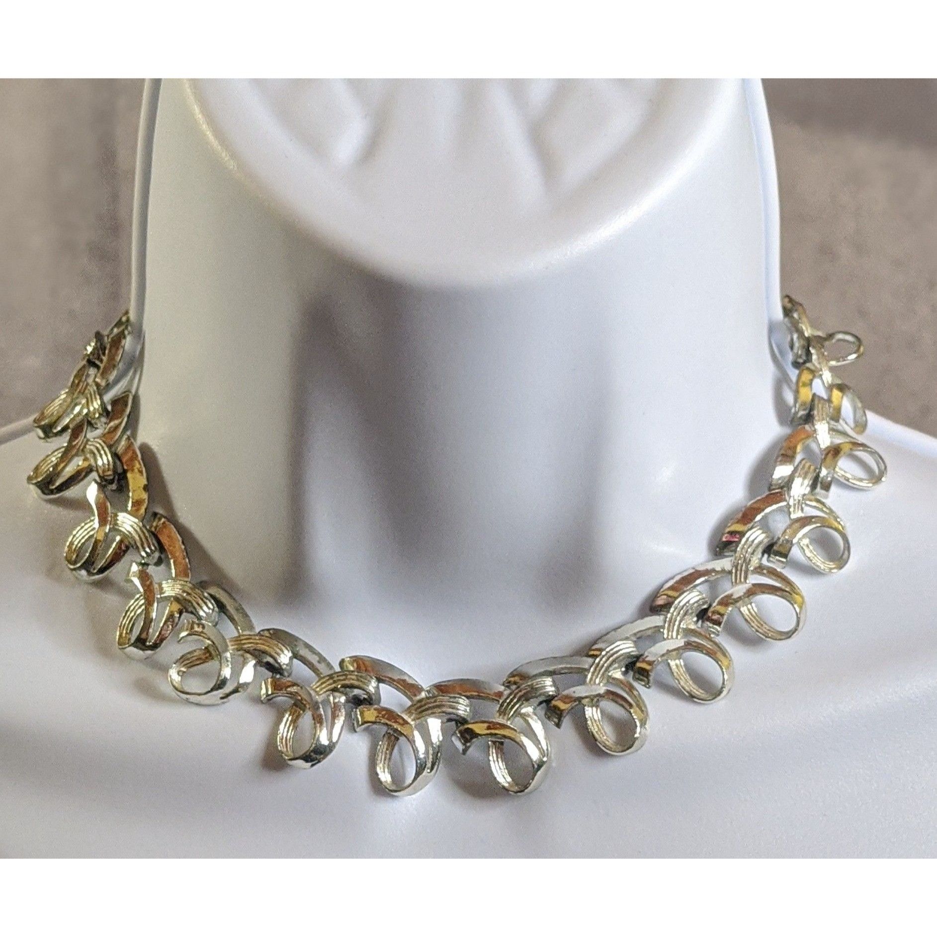 Other Vintage Ribbon Swirl Silver-Tone Statement Necklace With Ele Size ONE SIZE - 1 Thumbnail
