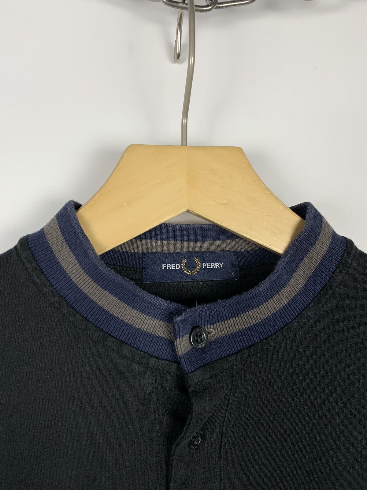 Fred Perry Fred Perry Henley Long Sleeve T-Shirt Buttons Men’s Size S Size US S / EU 44-46 / 1 - 5 Thumbnail
