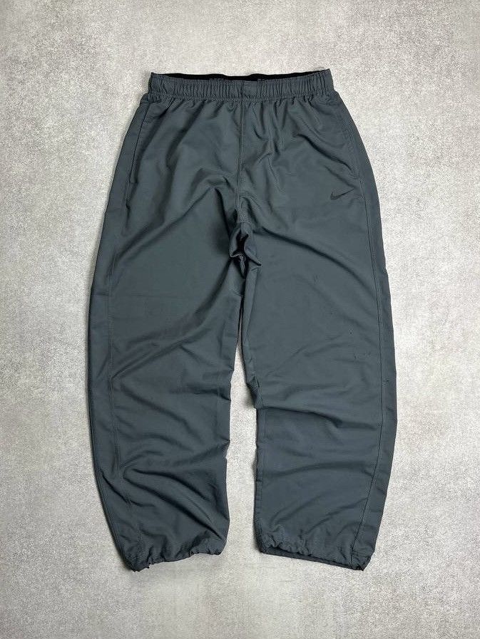 Nike × Vintage Vintage Nike Swoosh Baggy Nylon Trackpants Y2K 32 Size US 32 / EU 48 - 1 Thumbnail