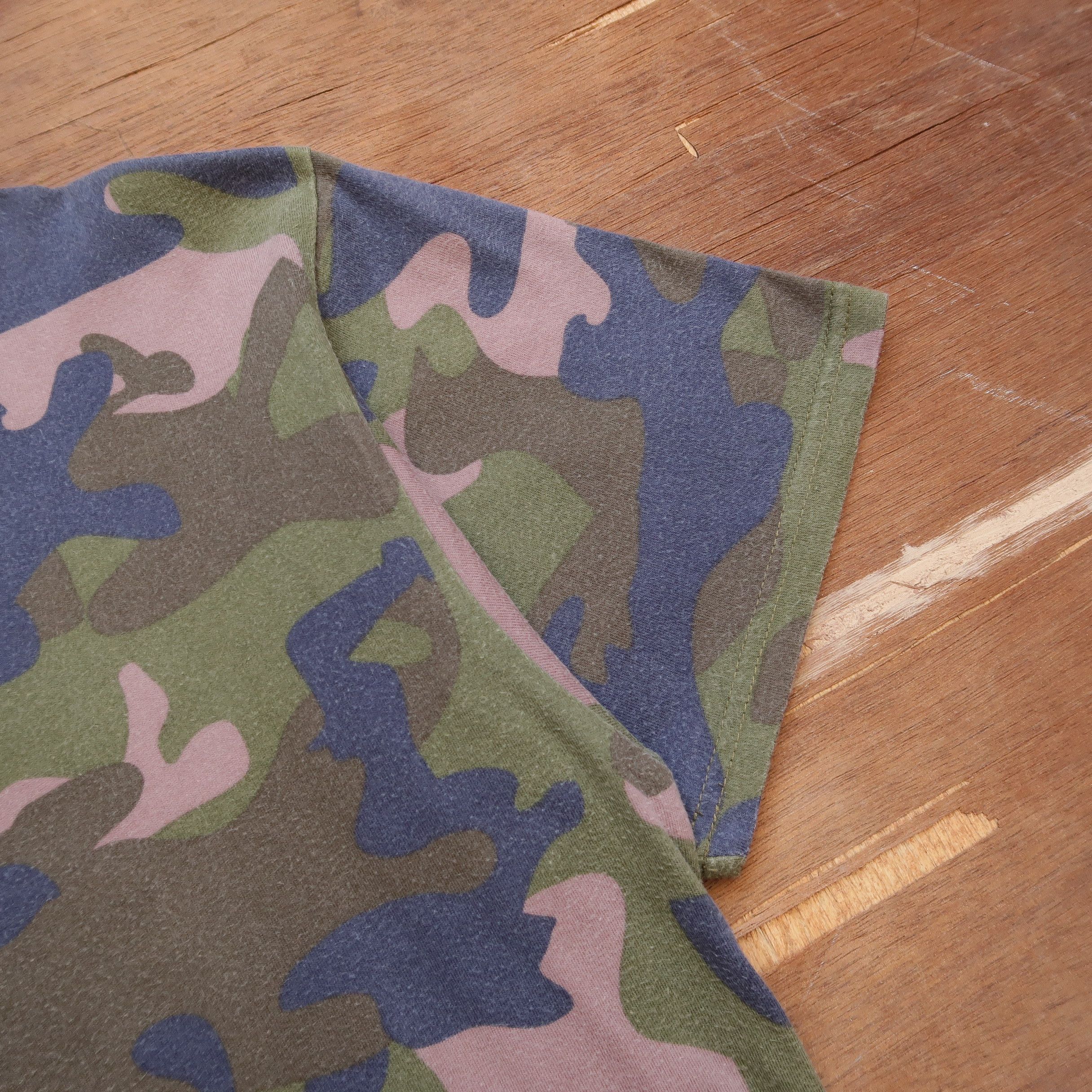 Japanese Brand Les Artists Travis 92 Graphic T-shirt Men Large Camo Size US L / EU 52-54 / 3 - 8 Thumbnail
