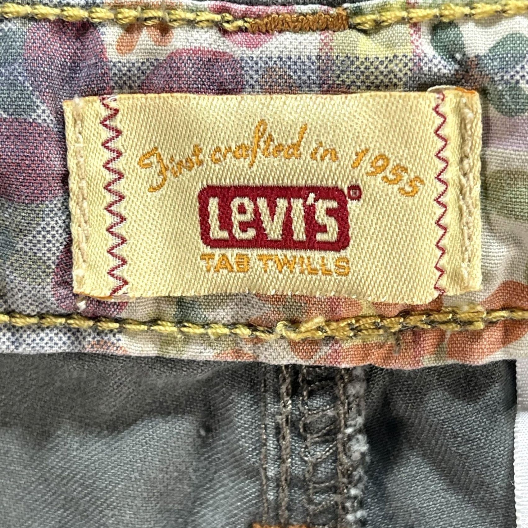 Levi's Levi's Chino Shorts Womens 14 Gray 100% Cotton Cuffed Pockets Flat Front Tab Twills 4in Inseam Regular, Gray, Solid, 34in Waist, 14 (Womens) Size 36" / US 14 / IT 50 - 5 Thumbnail