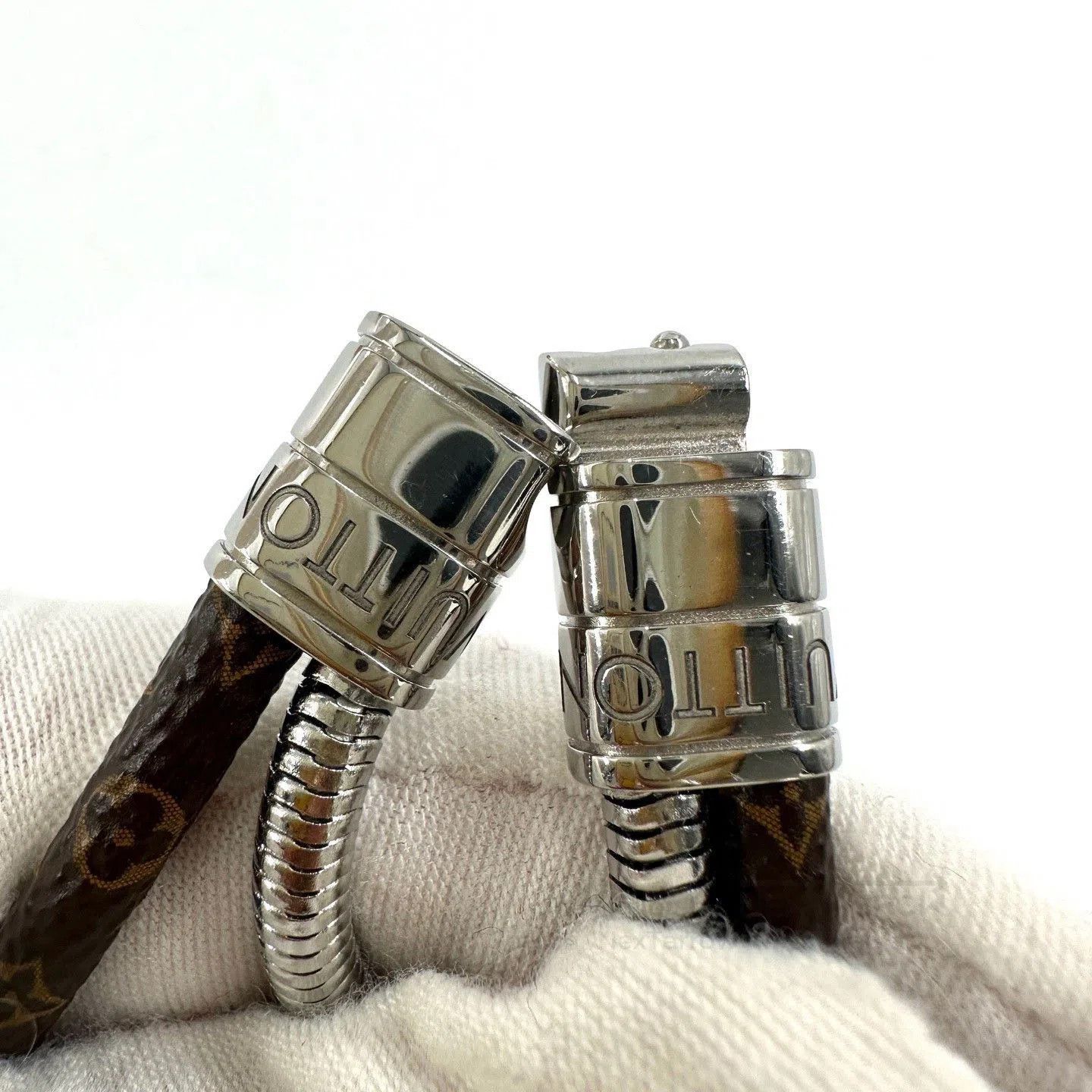 Louis Vuitton Louis Vuitton Classic Monogram Bracelet. Size ONE SIZE - 5 Thumbnail