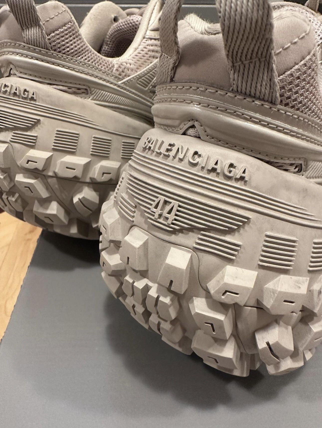 Balenciaga Balenciaga Beeige Defender Sneaker DSWT Sz.44 Size US 11 / EU 44 - 7 Thumbnail
