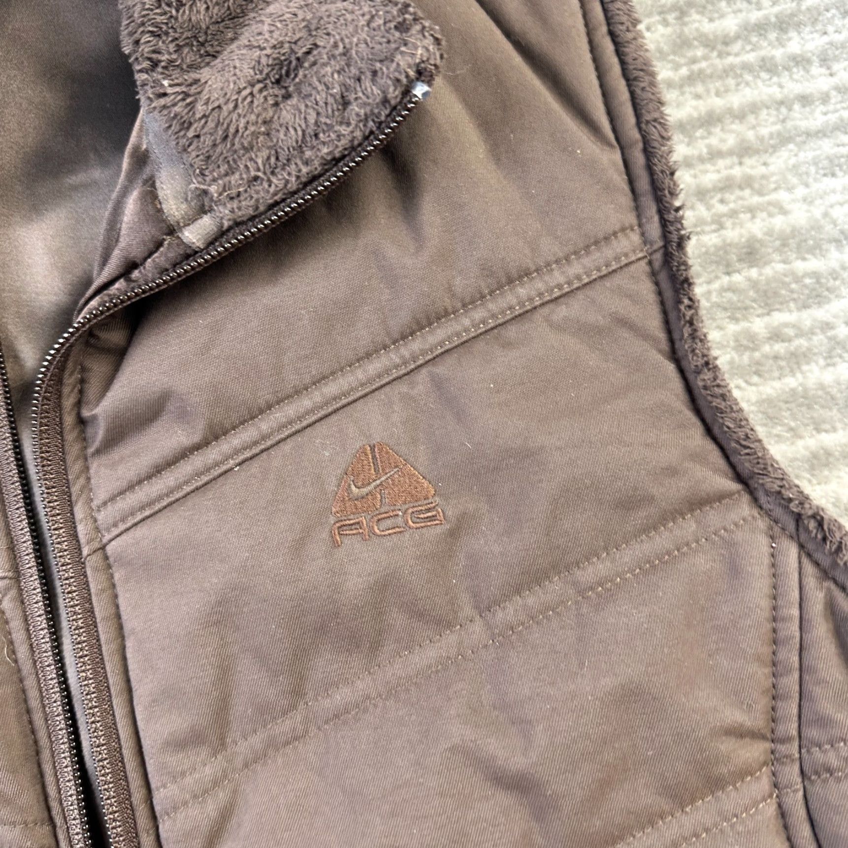 Nike ACG VINTAGE Nike ACG Vest Womens Large Brown Full Zip Sherpa Collar Y2K Size L / US 10 / IT 46 - 3 Thumbnail