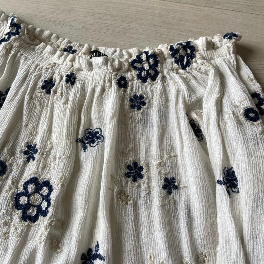 Designer Francesca's White and Blue Floral Off the Shoulders Size M / US 6-8 / IT 42-44 - 4 Thumbnail