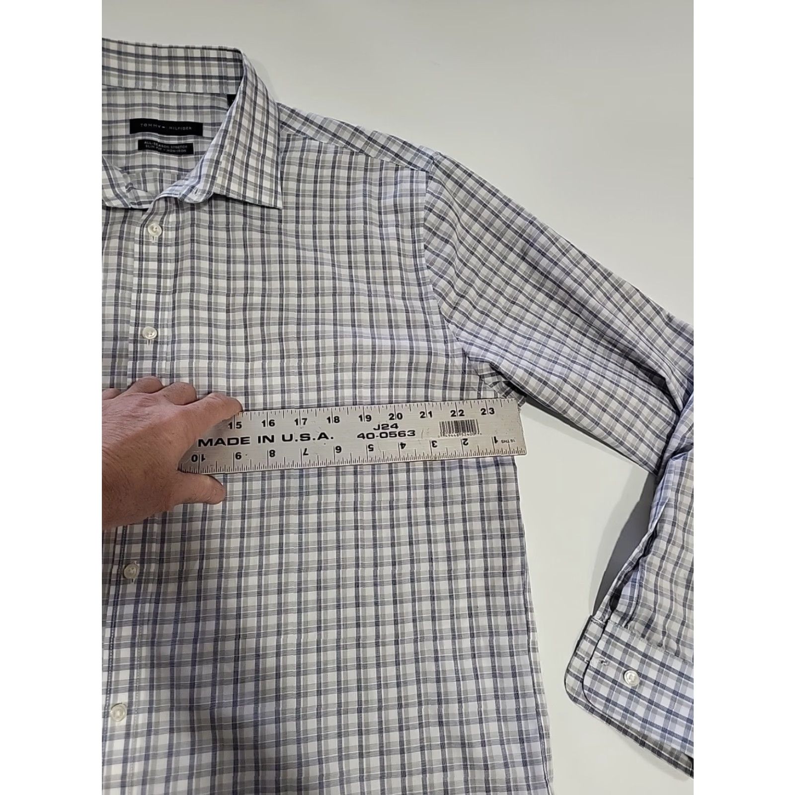 Tommy Hilfiger Tommy Hilfiger Button-Up Shirt Plaid Non-Iron Slim Fit 17 34/35 Gray Mens Long Sleeve Regular Size 17 34/35 Size US XL / EU 56 / 4 - 2 Thumbnail